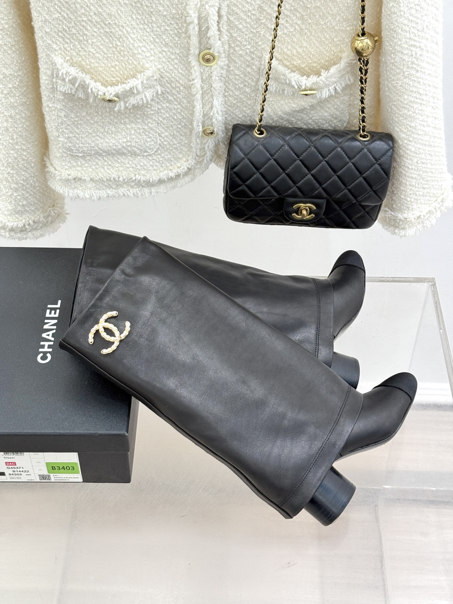 
CHANE*｜小香25k秋冬新品链条双C
珍珠拼色粗跟裤管靴长靴
这双裤管靴简直是时尚圈的缪斯！
靴筒