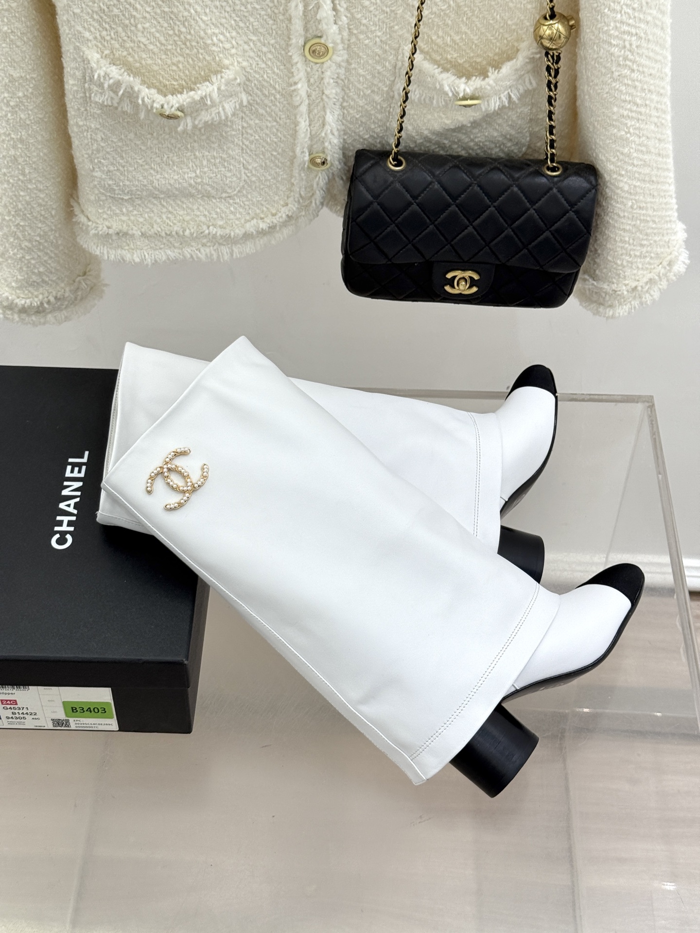 
CHANE*｜小香25k秋冬新品链条双C
珍珠拼色粗跟裤管靴长靴
这双裤管靴简直是时尚圈的缪斯！
靴筒