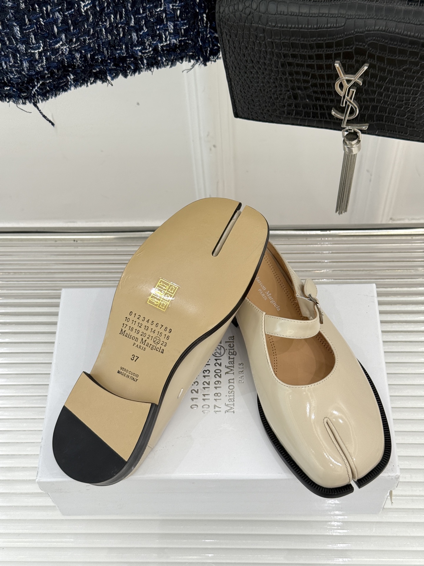 Maison Margiela Mary Jane Shoes: Fashionable Comfort with Classic Tabi Toe Design - 图片 9