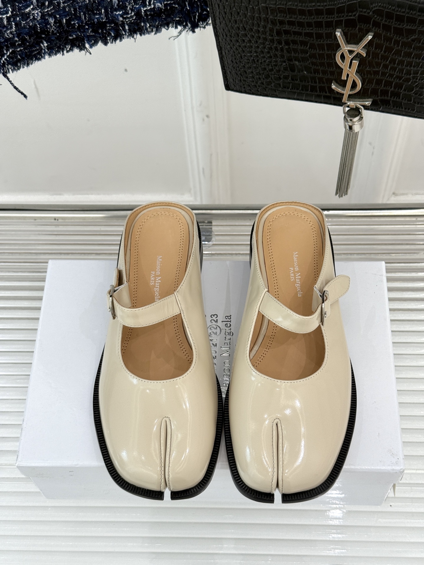Maison Margiela Mary Jane Shoes: Fashionable Comfort with Classic Tabi Toe Design - 图片 3