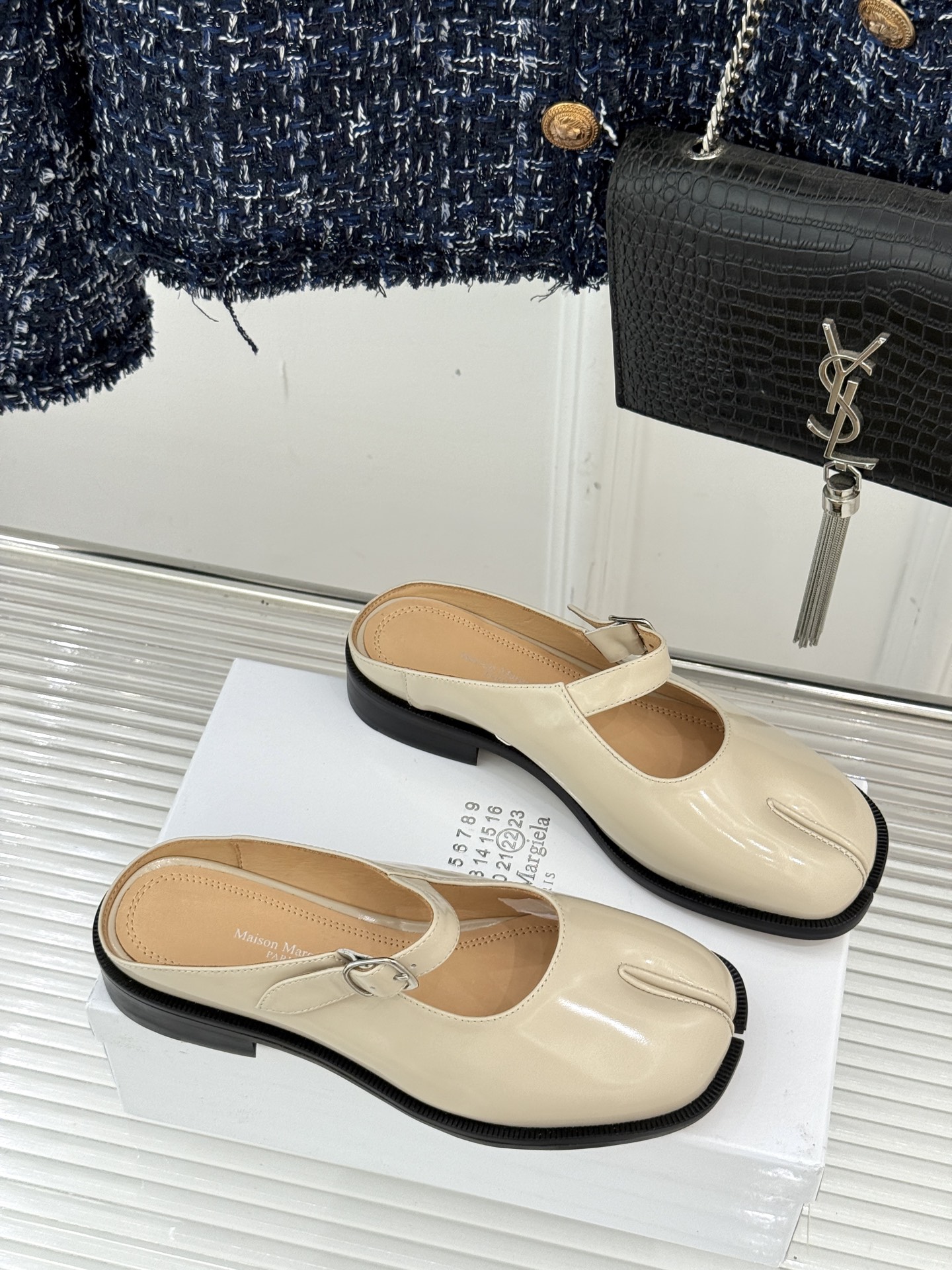 Maison Margiela Mary Jane Shoes: Fashionable Comfort with Classic Tabi Toe Design - 图片 2