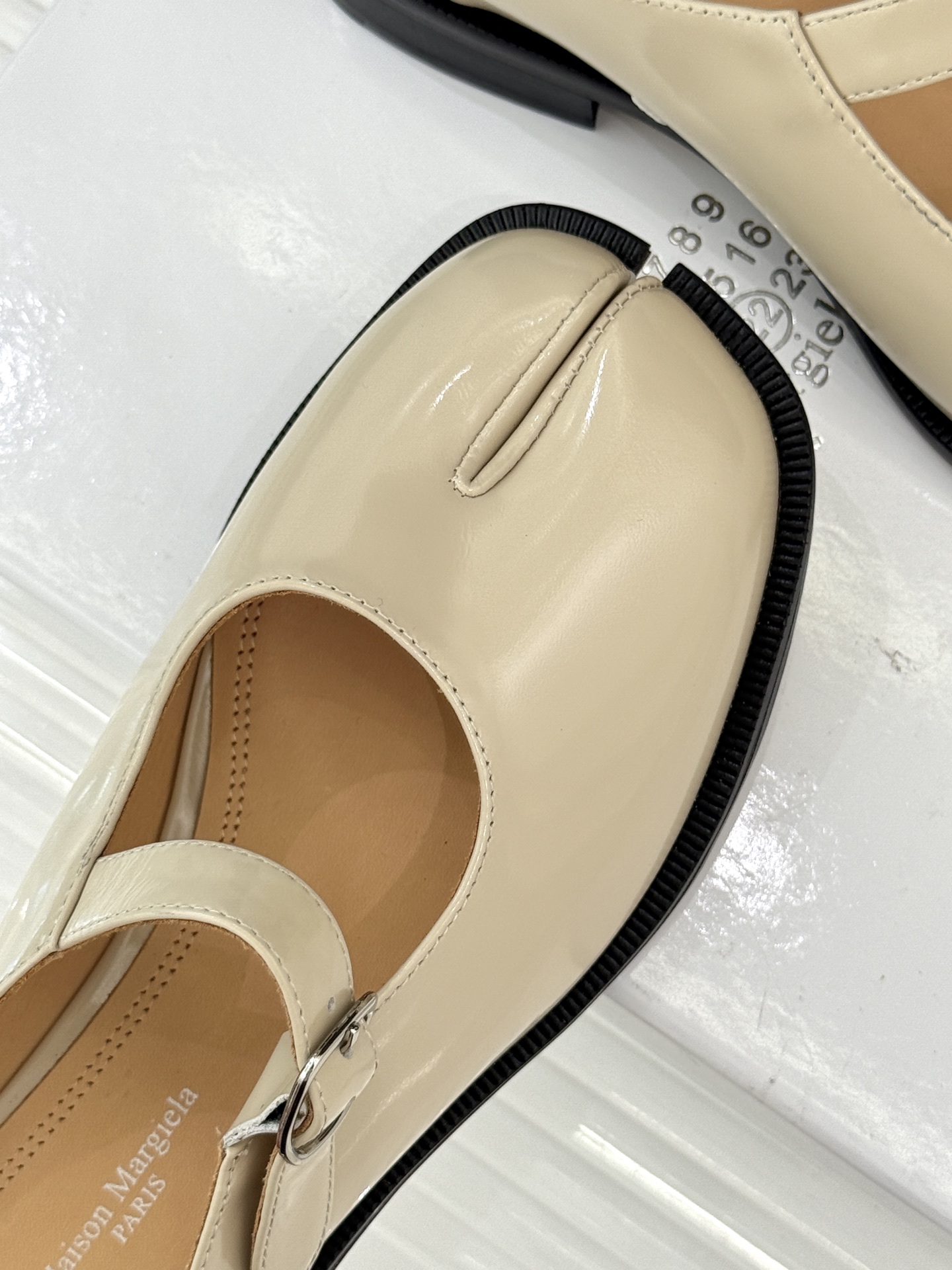 Maison Margiela Mary Jane Shoes: Fashionable Comfort with Classic Tabi Toe Design - 图片 7