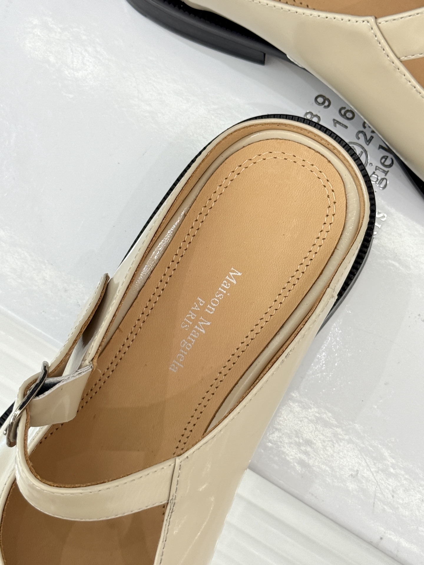 Maison Margiela Mary Jane Shoes: Fashionable Comfort with Classic Tabi Toe Design - 图片 8