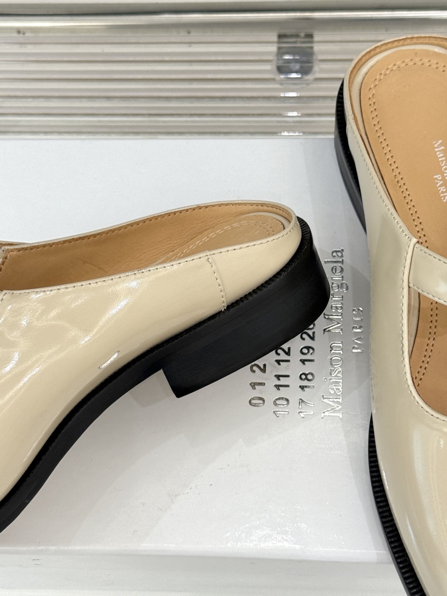 Maison Margiela Mary Jane Shoes: Fashionable Comfort with Classic Tabi Toe Design - 图片 6