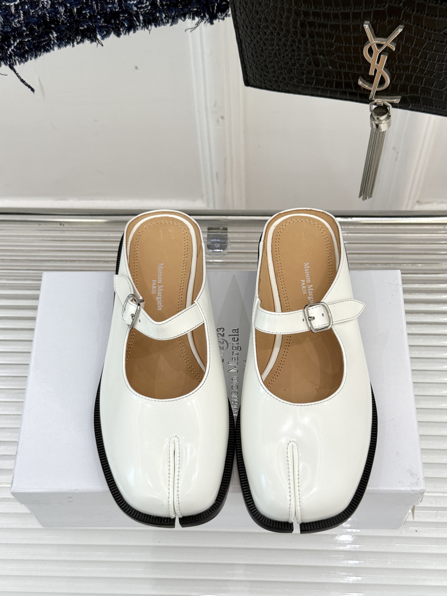 “Stylish Maison Margiela Mary Jane Shoes: Fashionable and Comfortable with Classic Tabi Toe Design” - 图片 3
