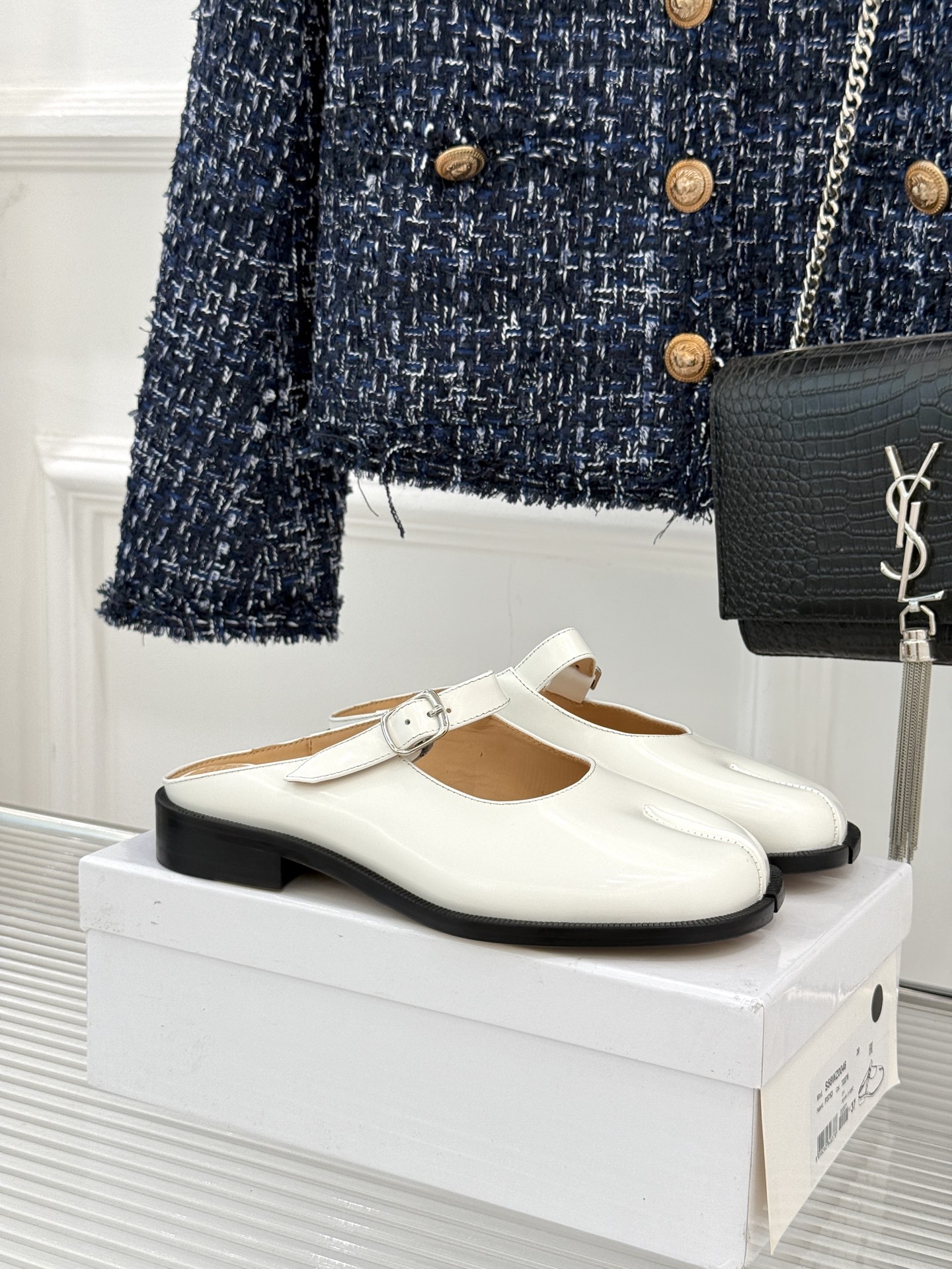 “Stylish Maison Margiela Mary Jane Shoes: Fashionable and Comfortable with Classic Tabi Toe Design” - 图片 5