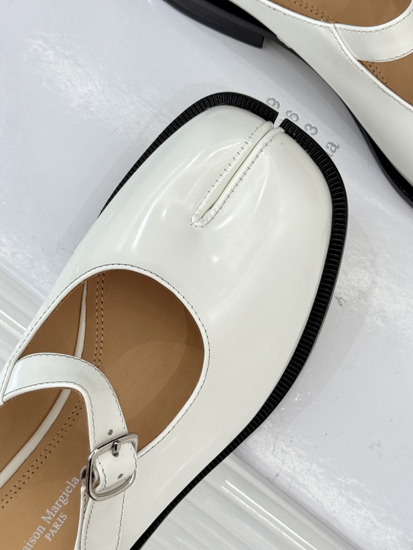 “Stylish Maison Margiela Mary Jane Shoes: Fashionable and Comfortable with Classic Tabi Toe Design” - 图片 7