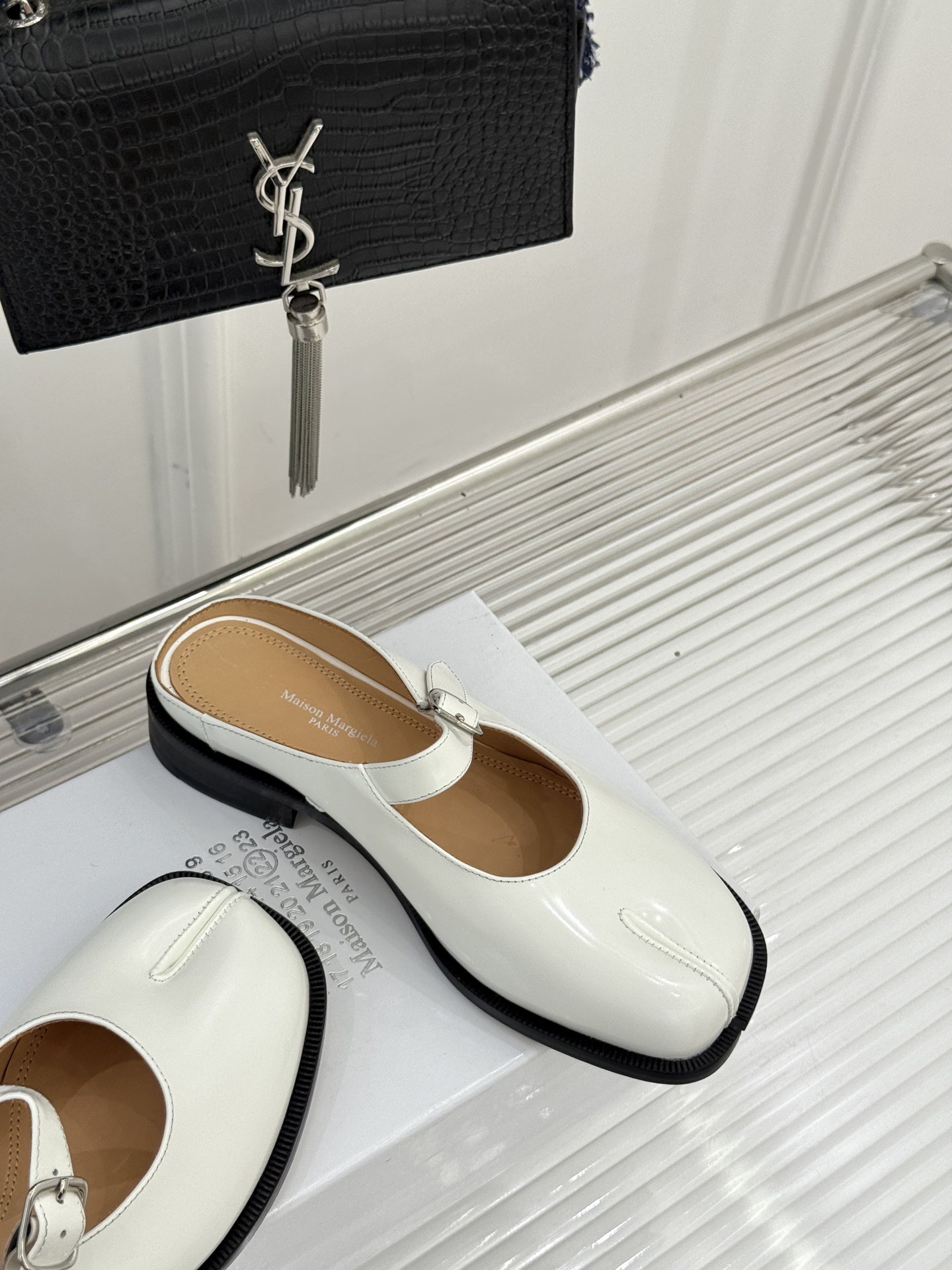“Stylish Maison Margiela Mary Jane Shoes: Fashionable and Comfortable with Classic Tabi Toe Design” - 图片 4