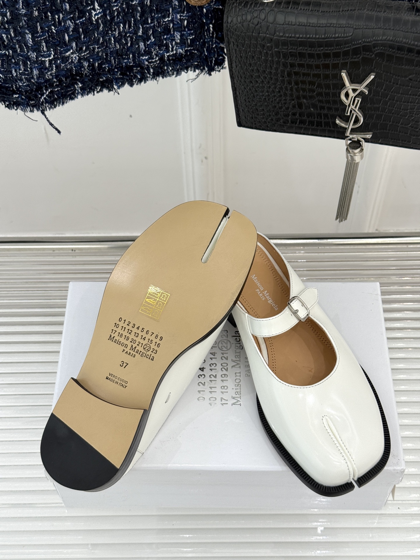 “Stylish Maison Margiela Mary Jane Shoes: Fashionable and Comfortable with Classic Tabi Toe Design” - 图片 9