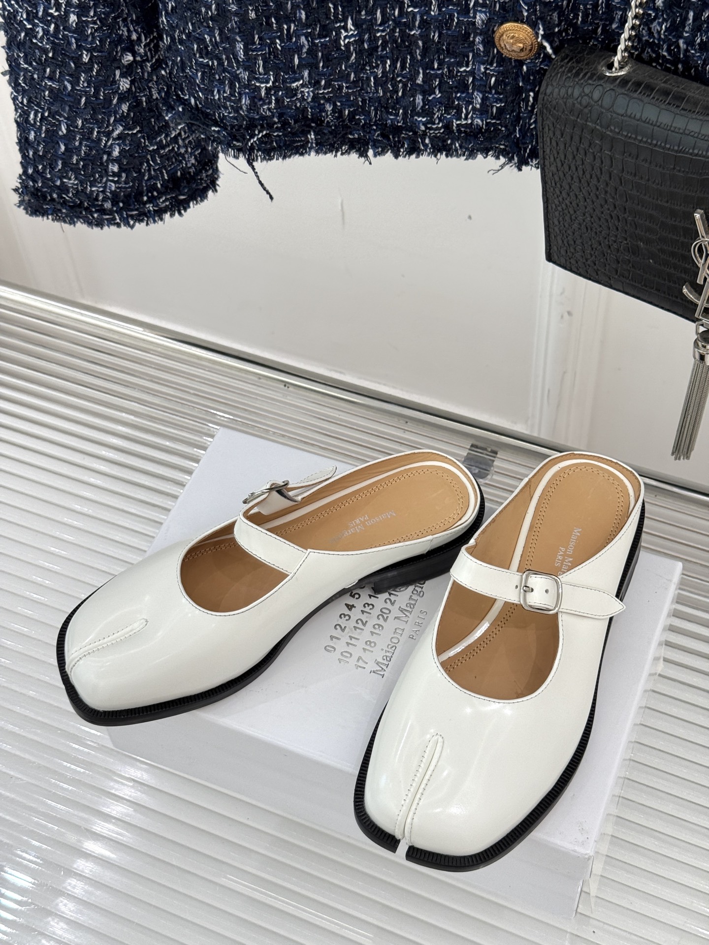 “Stylish Maison Margiela Mary Jane Shoes: Fashionable and Comfortable with Classic Tabi Toe Design”