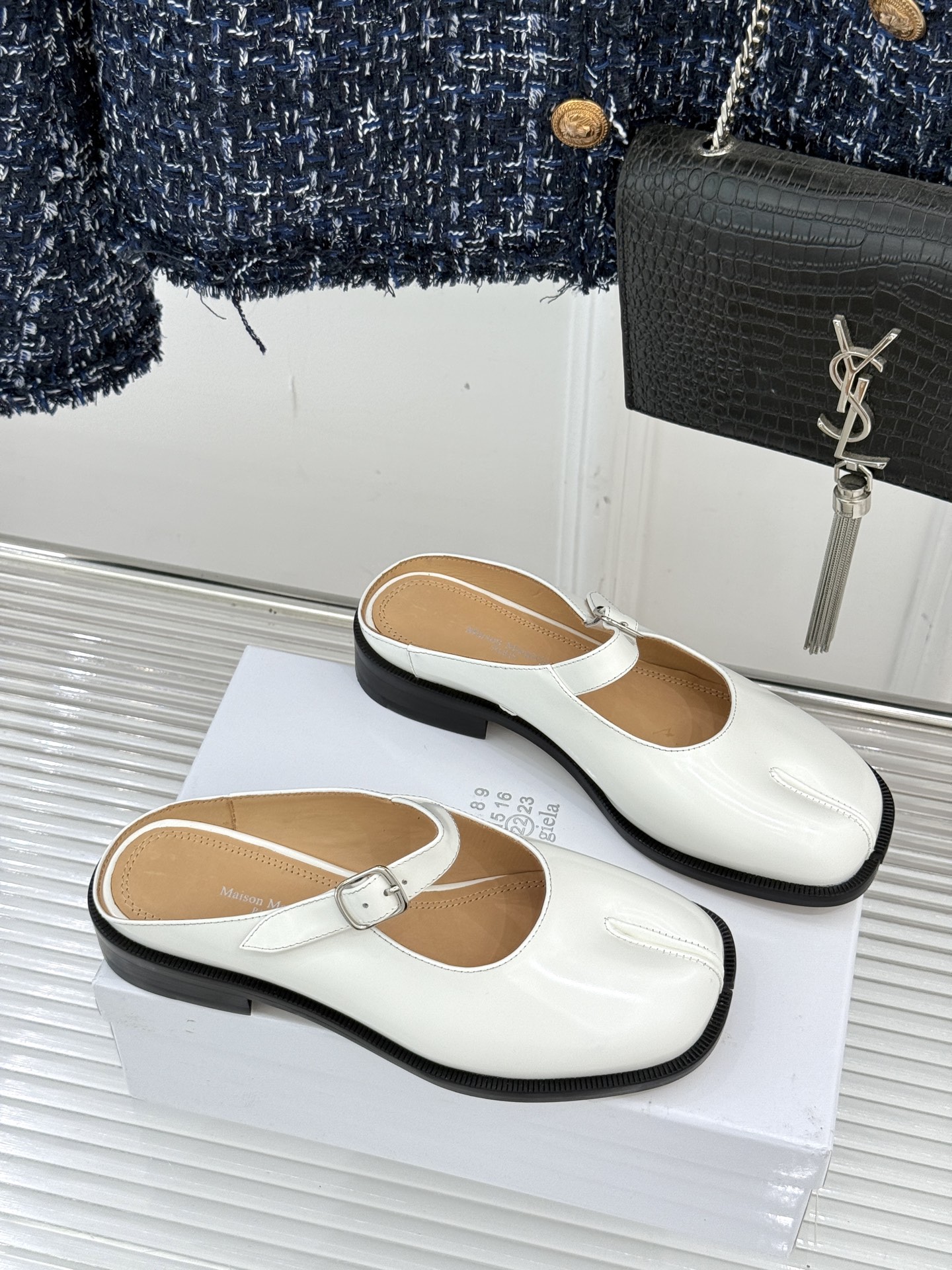 “Stylish Maison Margiela Mary Jane Shoes: Fashionable and Comfortable with Classic Tabi Toe Design” - 图片 2