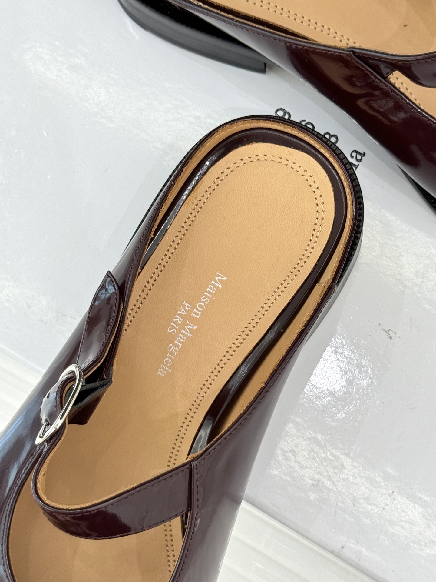 “Mary Jane Shoes by Maison Margiela: Comfortable and Stylish Tabi Toe Design for Men and Women” - 图片 8