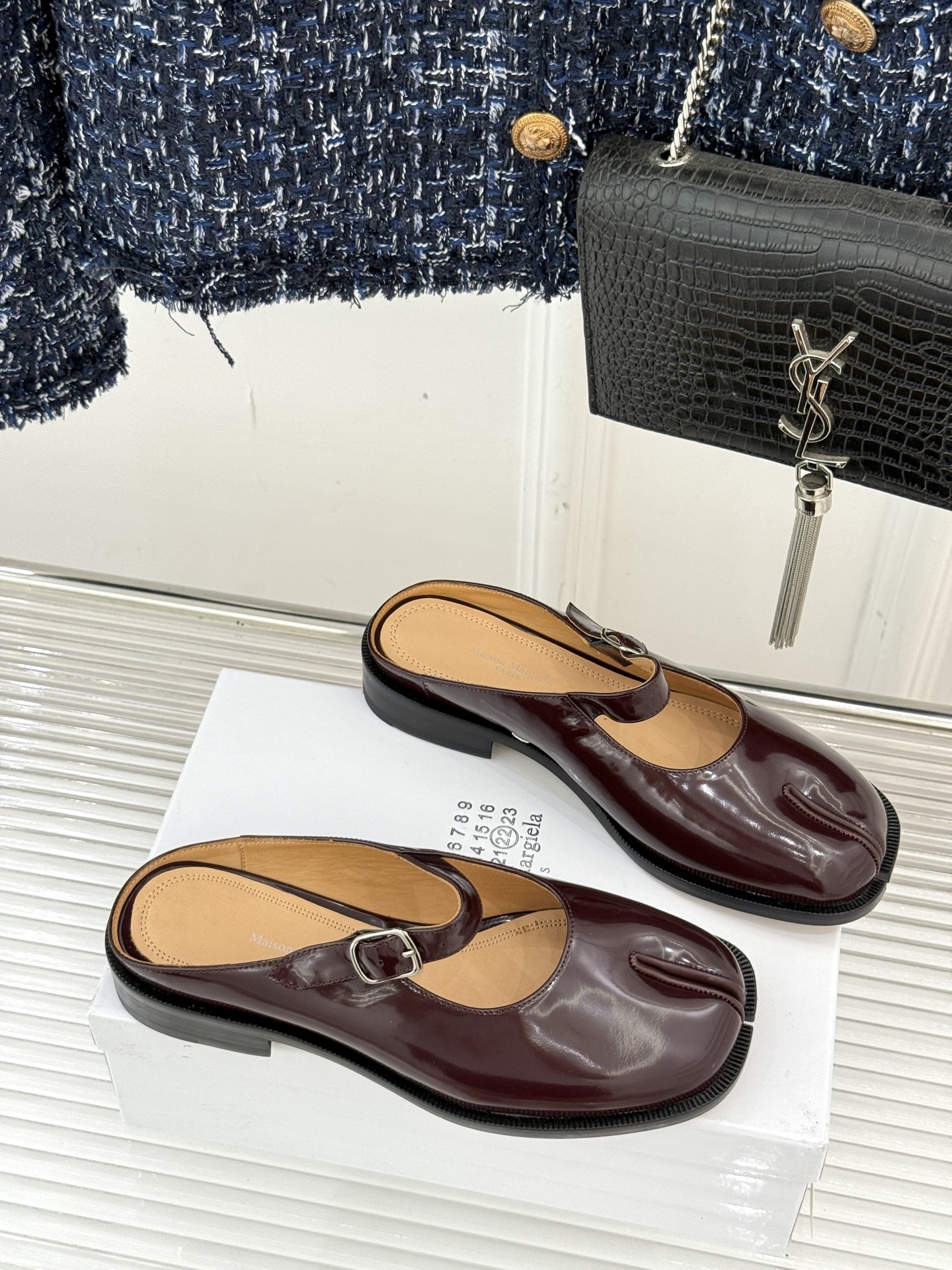 “Mary Jane Shoes by Maison Margiela: Comfortable and Stylish Tabi Toe Design for Men and Women” - 图片 2