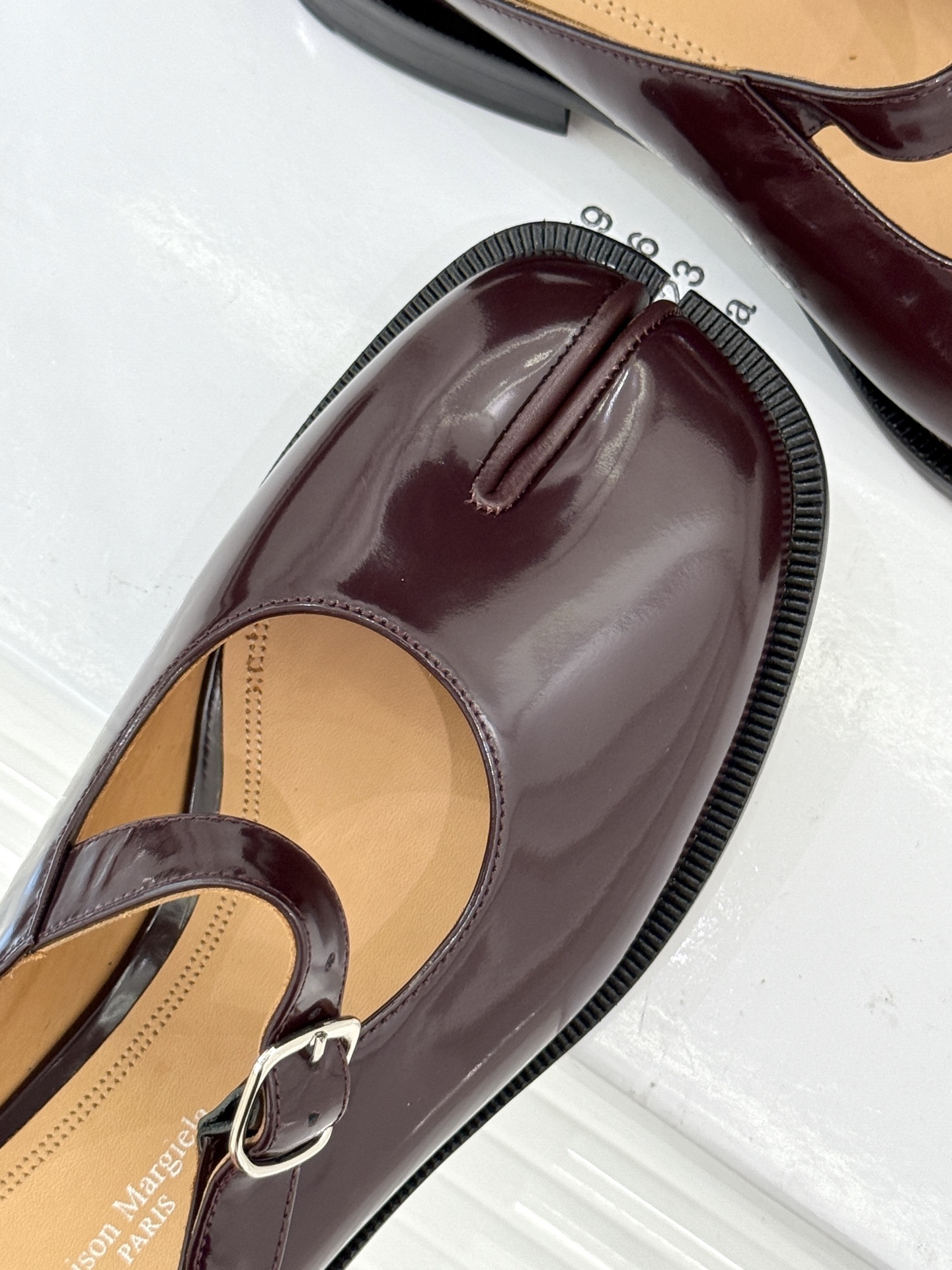“Mary Jane Shoes by Maison Margiela: Comfortable and Stylish Tabi Toe Design for Men and Women” - 图片 7