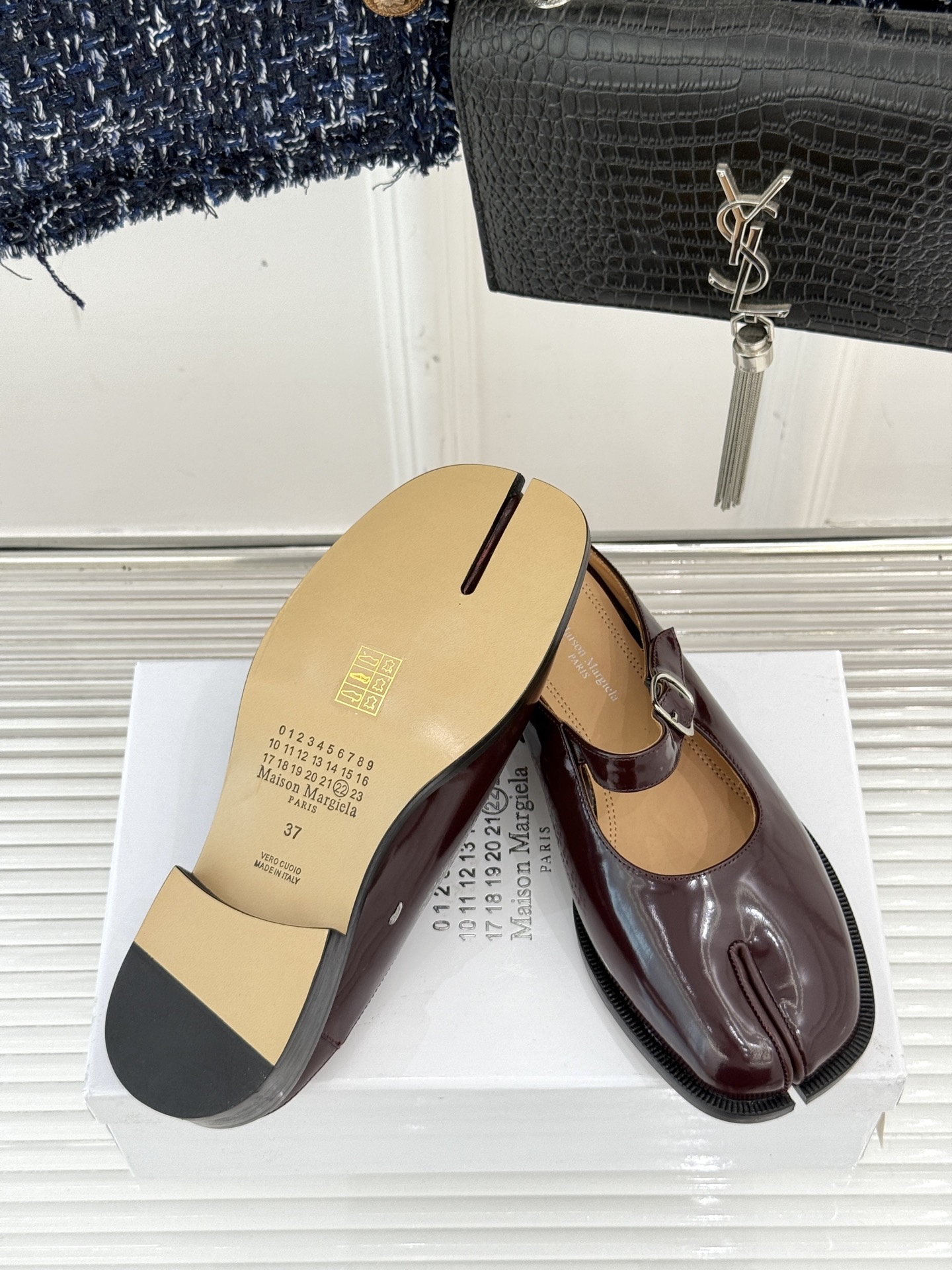“Mary Jane Shoes by Maison Margiela: Comfortable and Stylish Tabi Toe Design for Men and Women” - 图片 9
