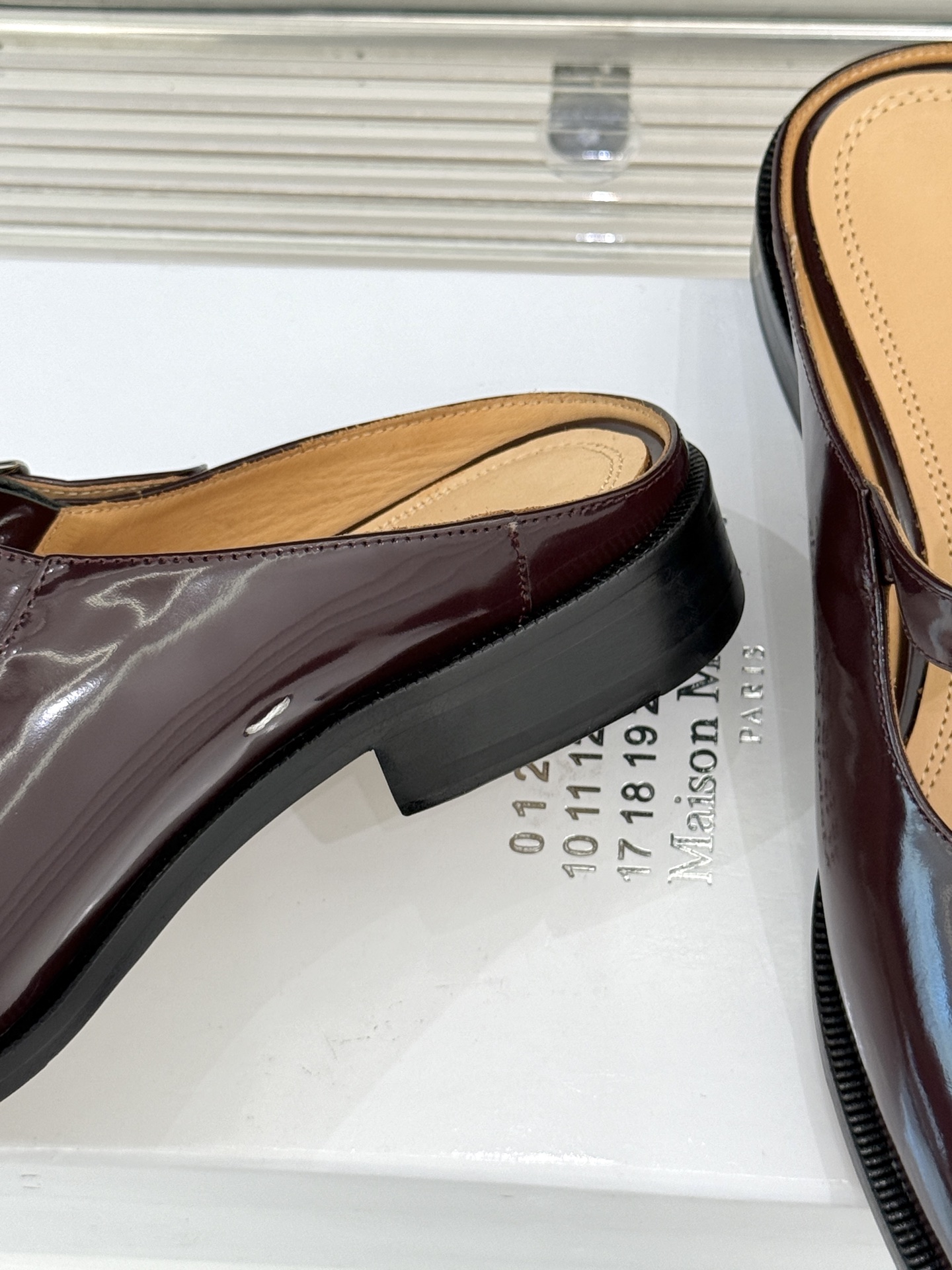 “Mary Jane Shoes by Maison Margiela: Comfortable and Stylish Tabi Toe Design for Men and Women” - 图片 6