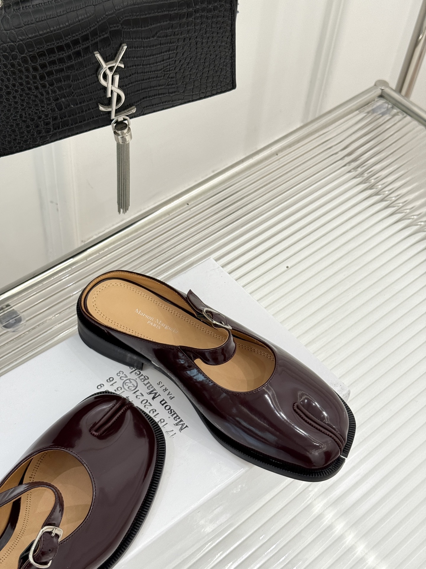 “Mary Jane Shoes by Maison Margiela: Comfortable and Stylish Tabi Toe Design for Men and Women” - 图片 4