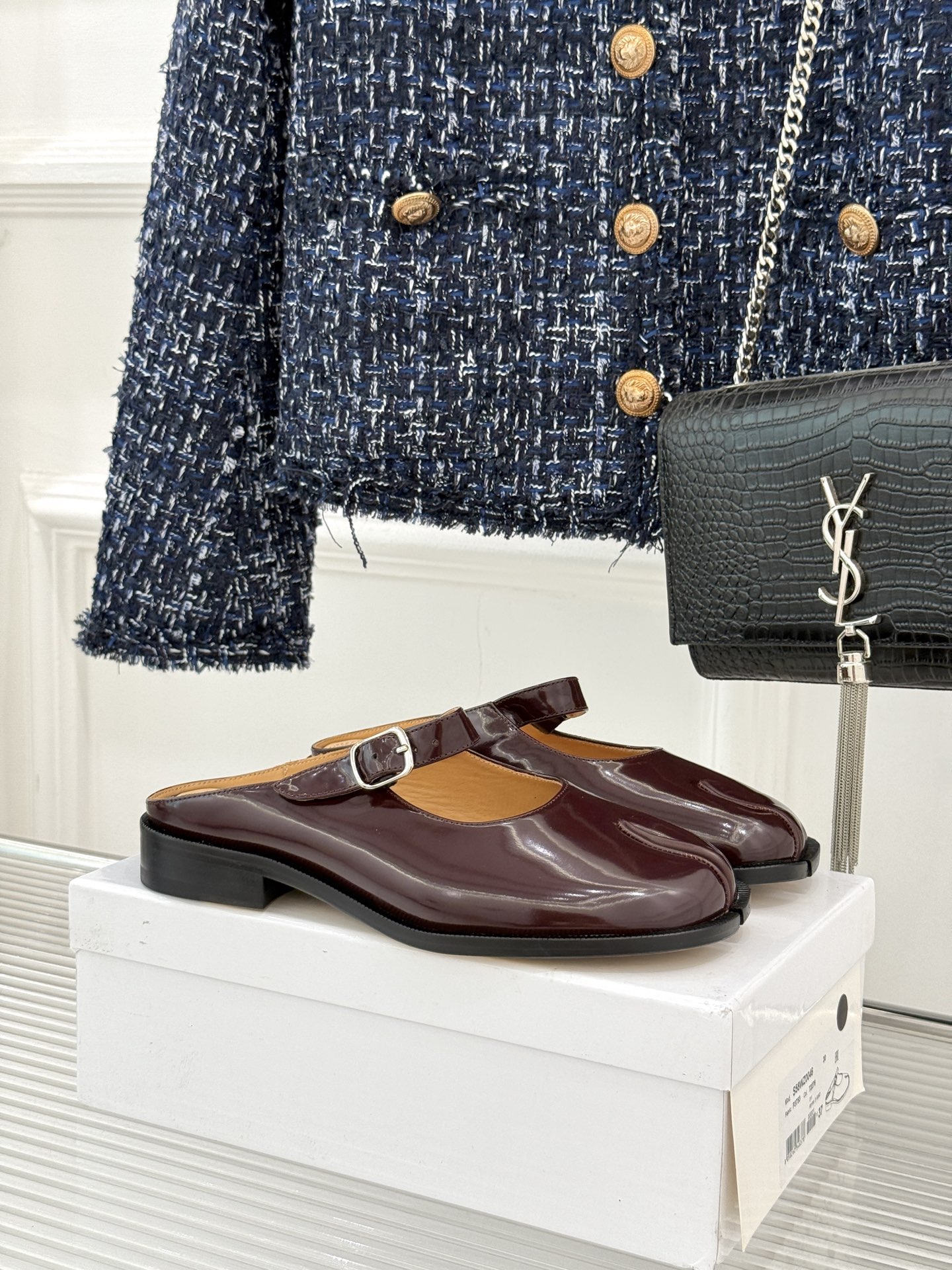 “Mary Jane Shoes by Maison Margiela: Comfortable and Stylish Tabi Toe Design for Men and Women” - 图片 5