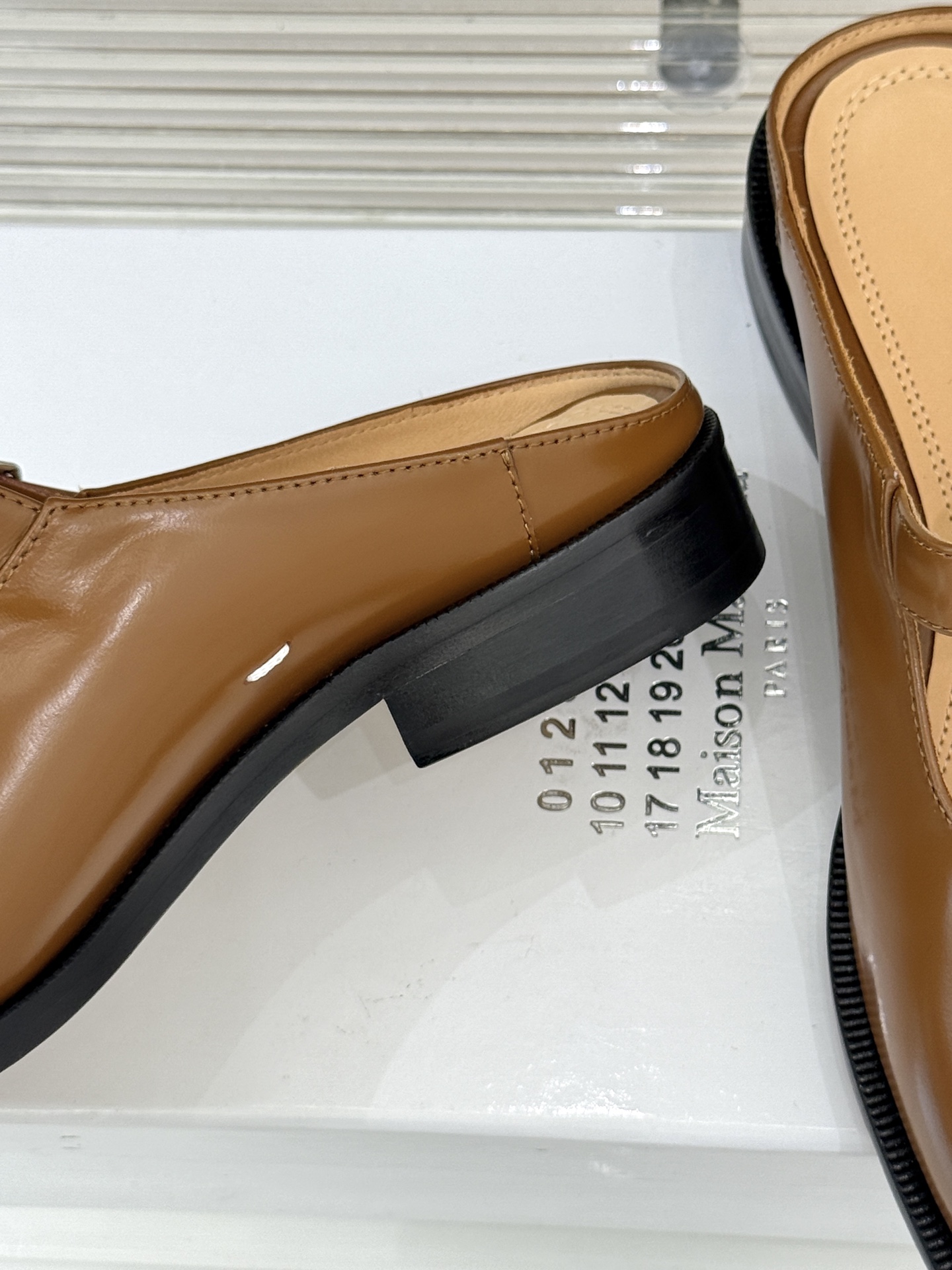 “Mary Jane Shoes by Maison Margiela: Comfort and Style with Classic Tabi Toe Design” - 图片 6
