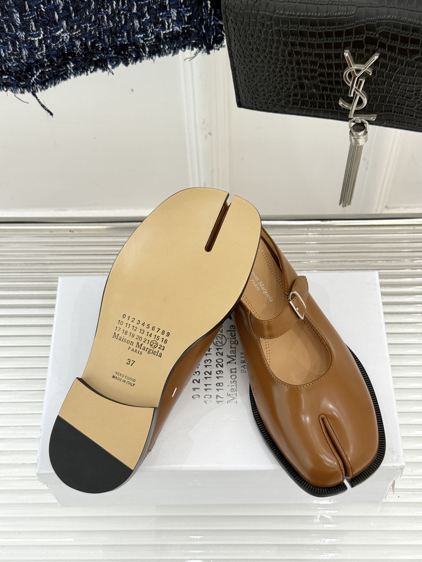 “Mary Jane Shoes by Maison Margiela: Comfort and Style with Classic Tabi Toe Design” - 图片 9