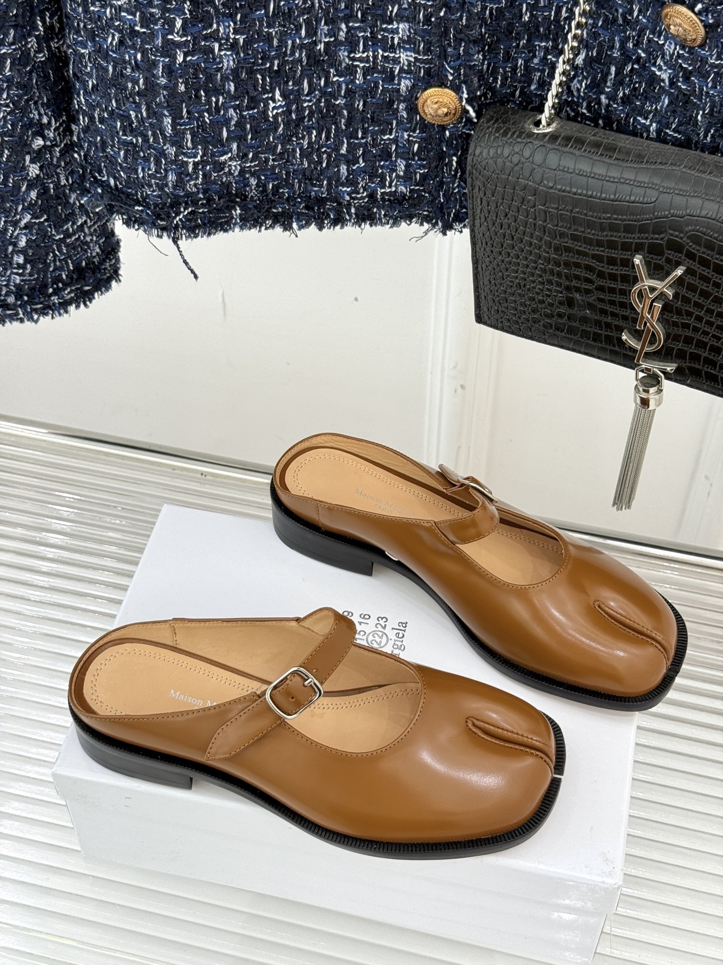 “Mary Jane Shoes by Maison Margiela: Comfort and Style with Classic Tabi Toe Design” - 图片 2