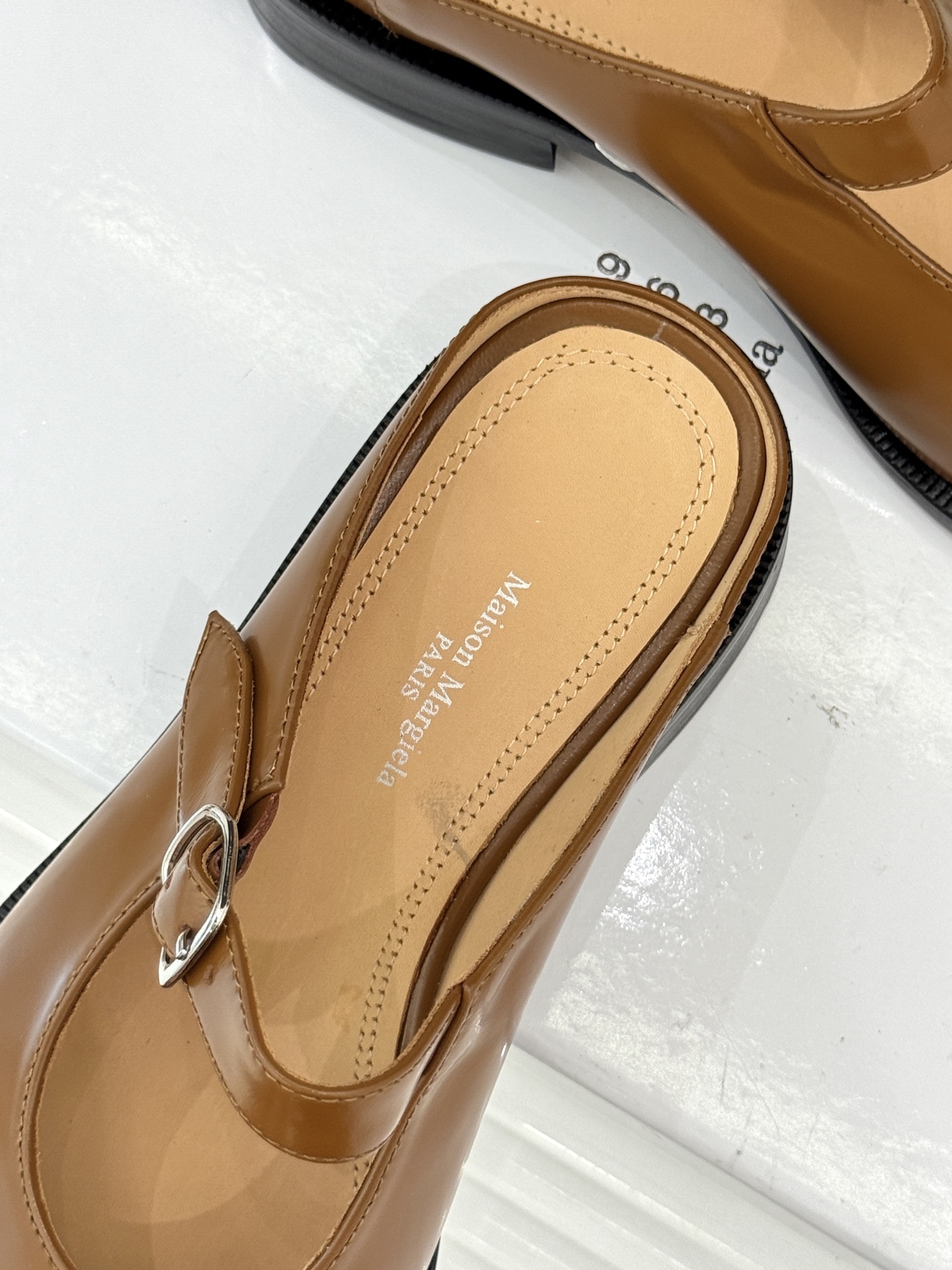 “Mary Jane Shoes by Maison Margiela: Comfort and Style with Classic Tabi Toe Design” - 图片 8