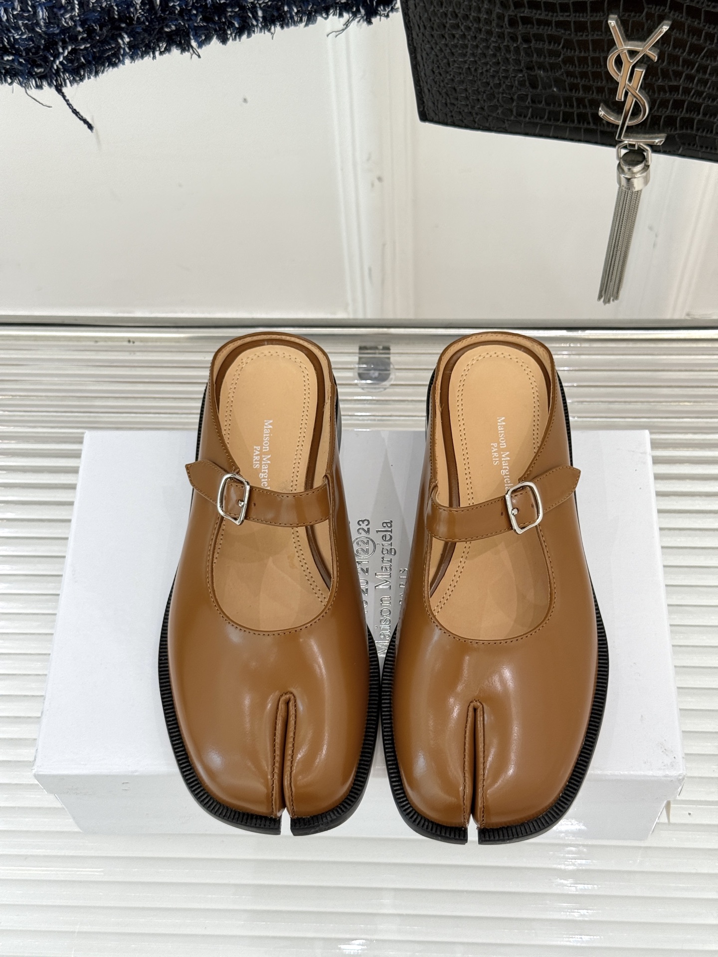 “Mary Jane Shoes by Maison Margiela: Comfort and Style with Classic Tabi Toe Design” - 图片 3