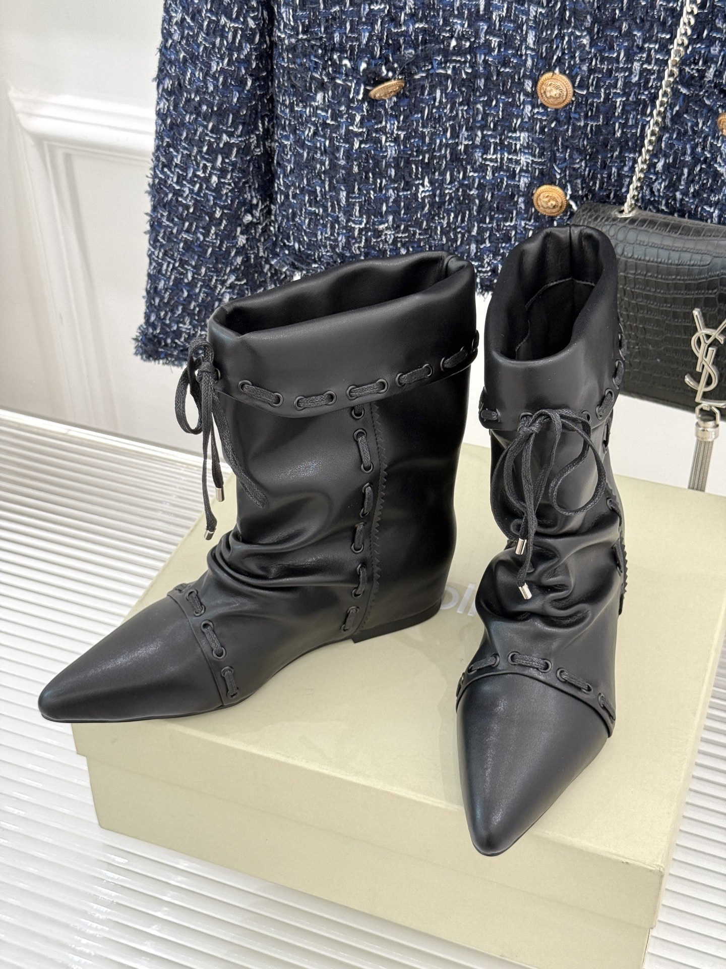 ISABEL MARANT/伊莎贝尔25AW 秋冬新品
复古尖头靴子系列
它将复古元素与现代设计完美融合