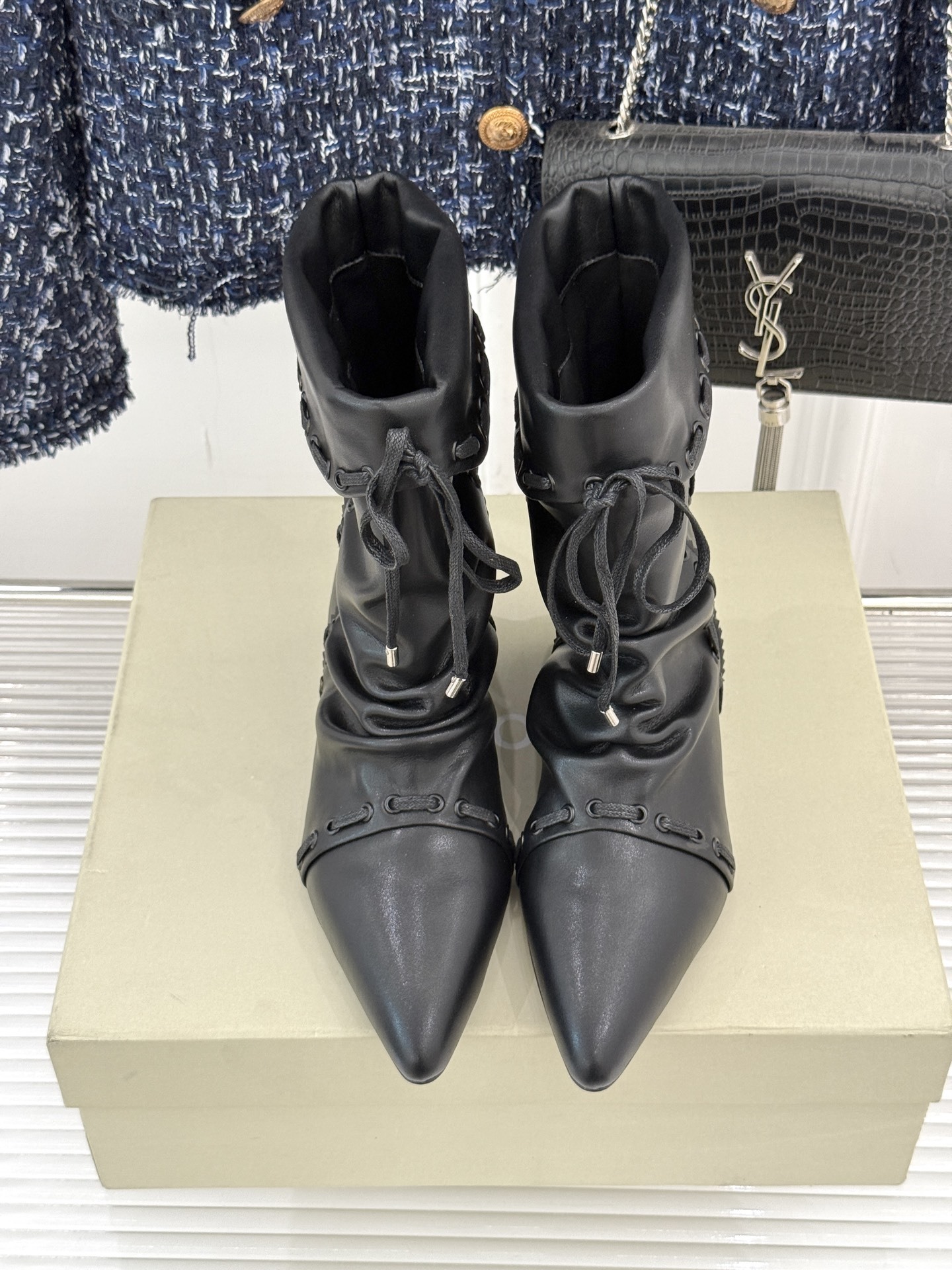 ISABEL MARANT/伊莎贝尔25AW 秋冬新品
复古尖头靴子系列
它将复古元素与现代设计完美融合