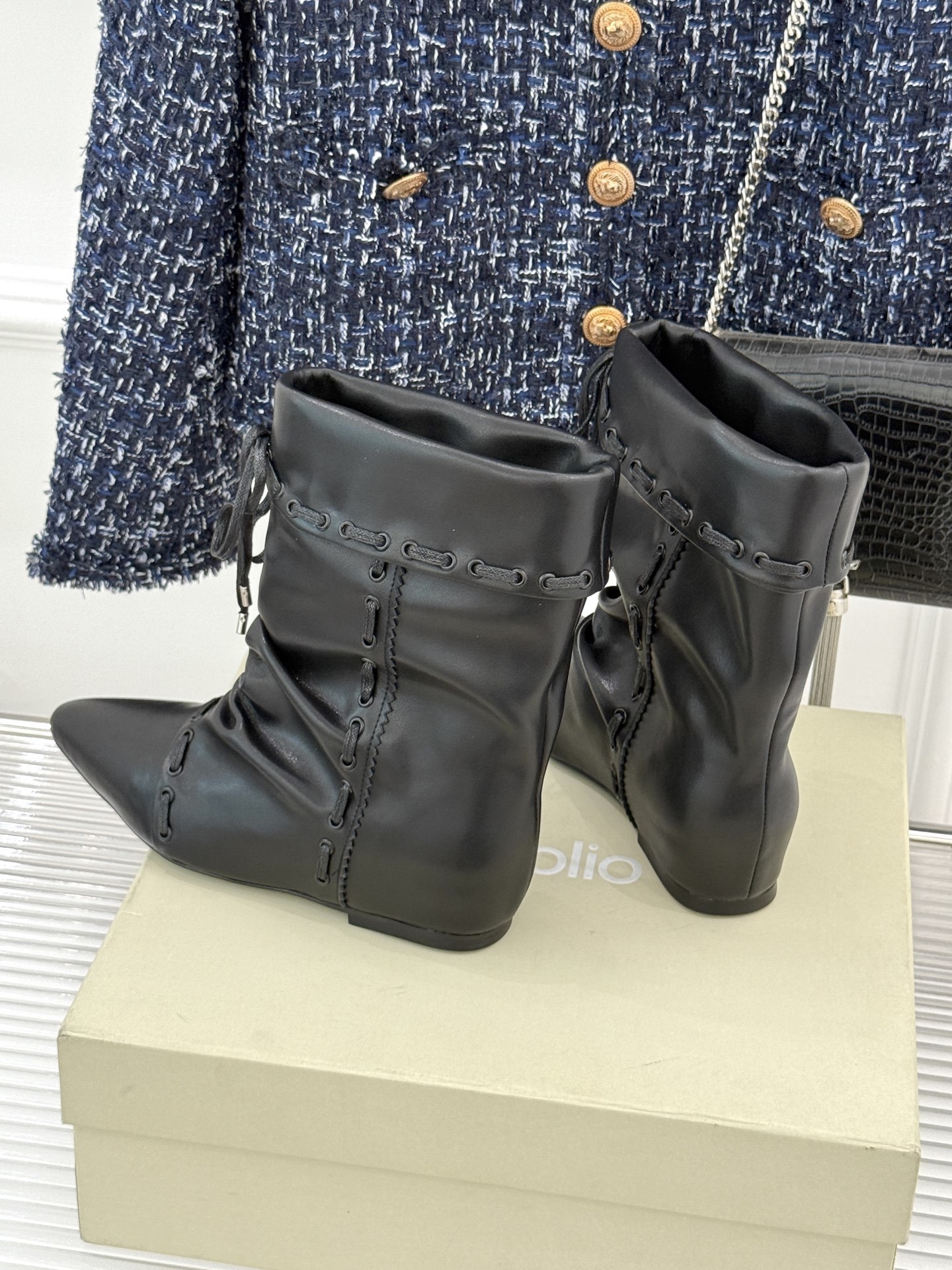 ISABEL MARANT/伊莎贝尔25AW 秋冬新品
复古尖头靴子系列
它将复古元素与现代设计完美融合