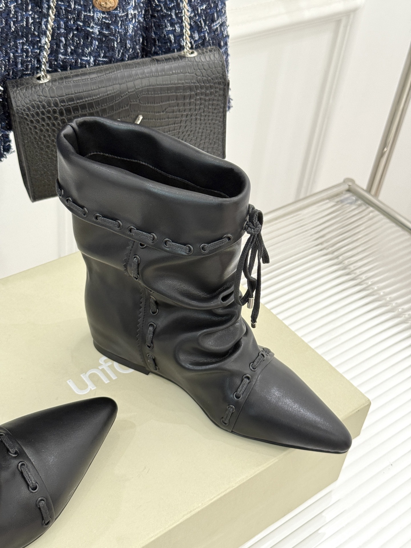 ISABEL MARANT/伊莎贝尔25AW 秋冬新品
复古尖头靴子系列
它将复古元素与现代设计完美融合