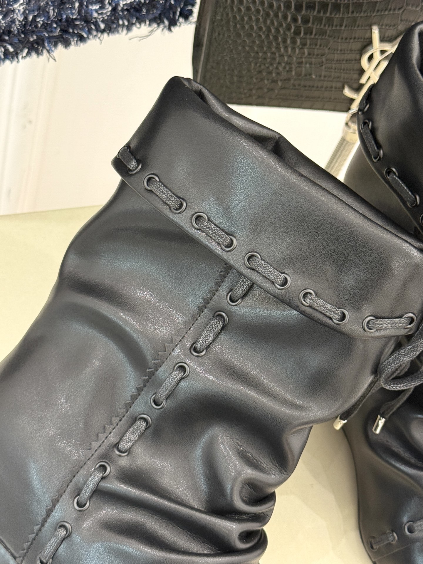 ISABEL MARANT/伊莎贝尔25AW 秋冬新品
复古尖头靴子系列
它将复古元素与现代设计完美融合