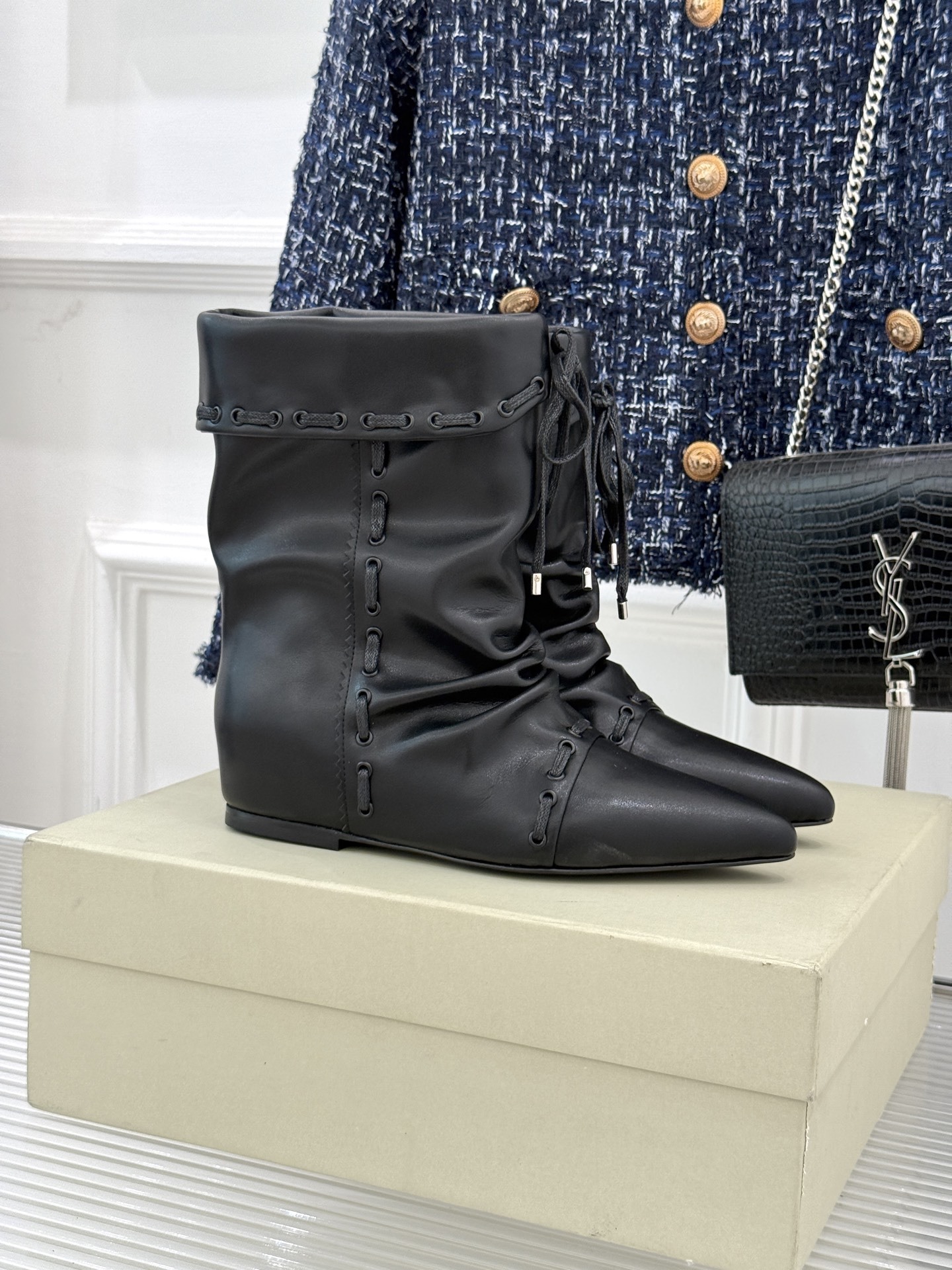 ISABEL MARANT/伊莎贝尔25AW 秋冬新品
复古尖头靴子系列
它将复古元素与现代设计完美融合