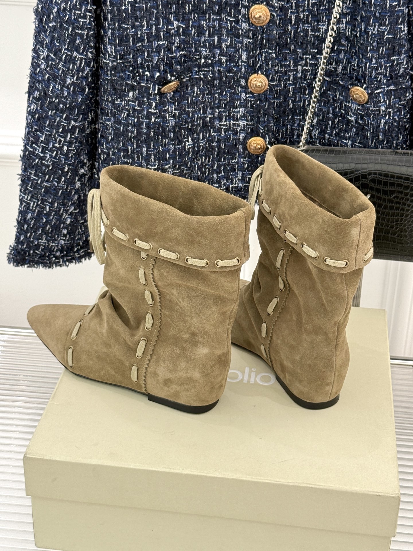 ISABEL MARANT/伊莎贝尔25AW 秋冬新品
复古尖头靴子系列
它将复古元素与现代设计完美融合