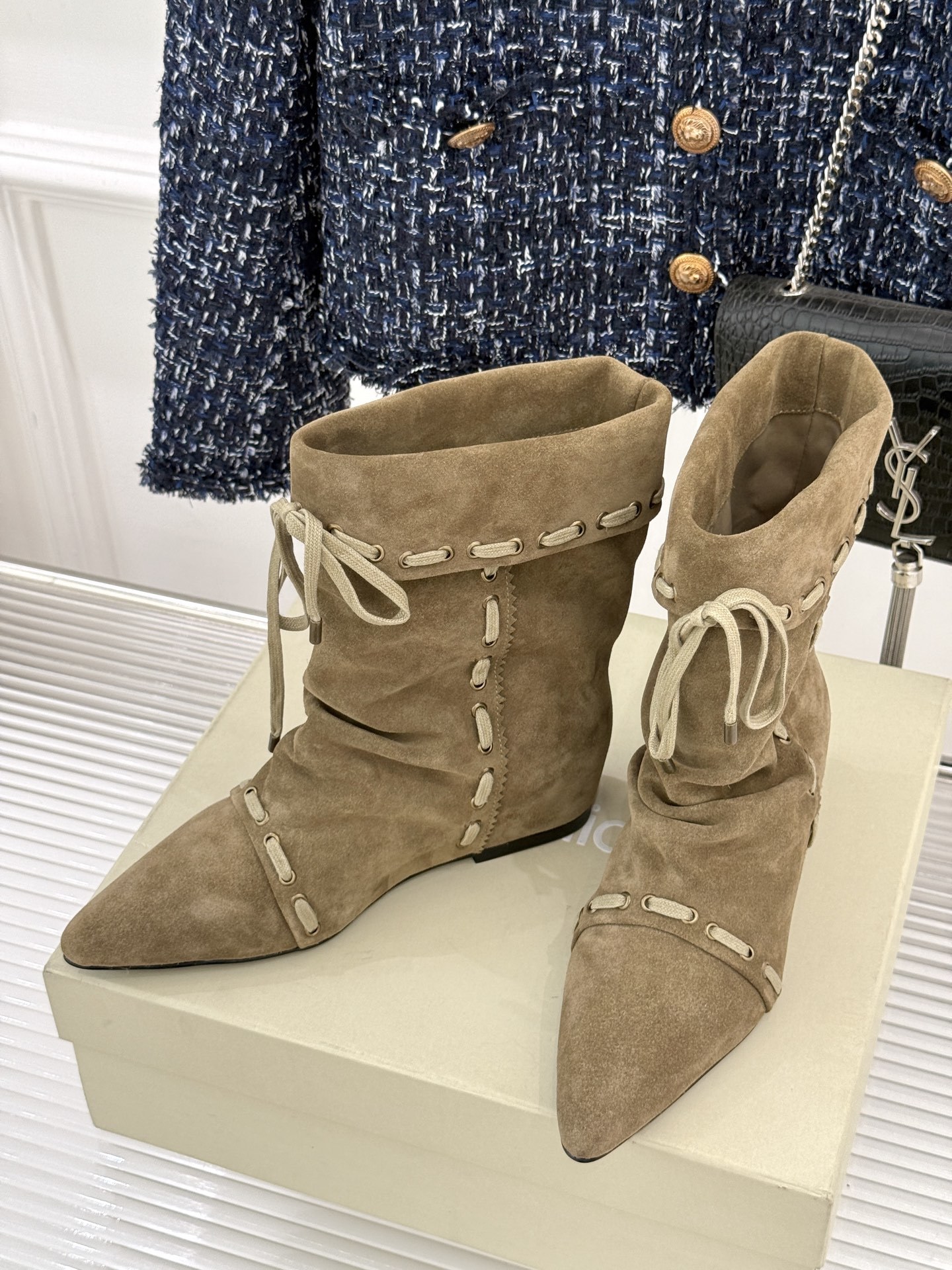 ISABEL MARANT/伊莎贝尔25AW 秋冬新品
复古尖头靴子系列
它将复古元素与现代设计完美融合