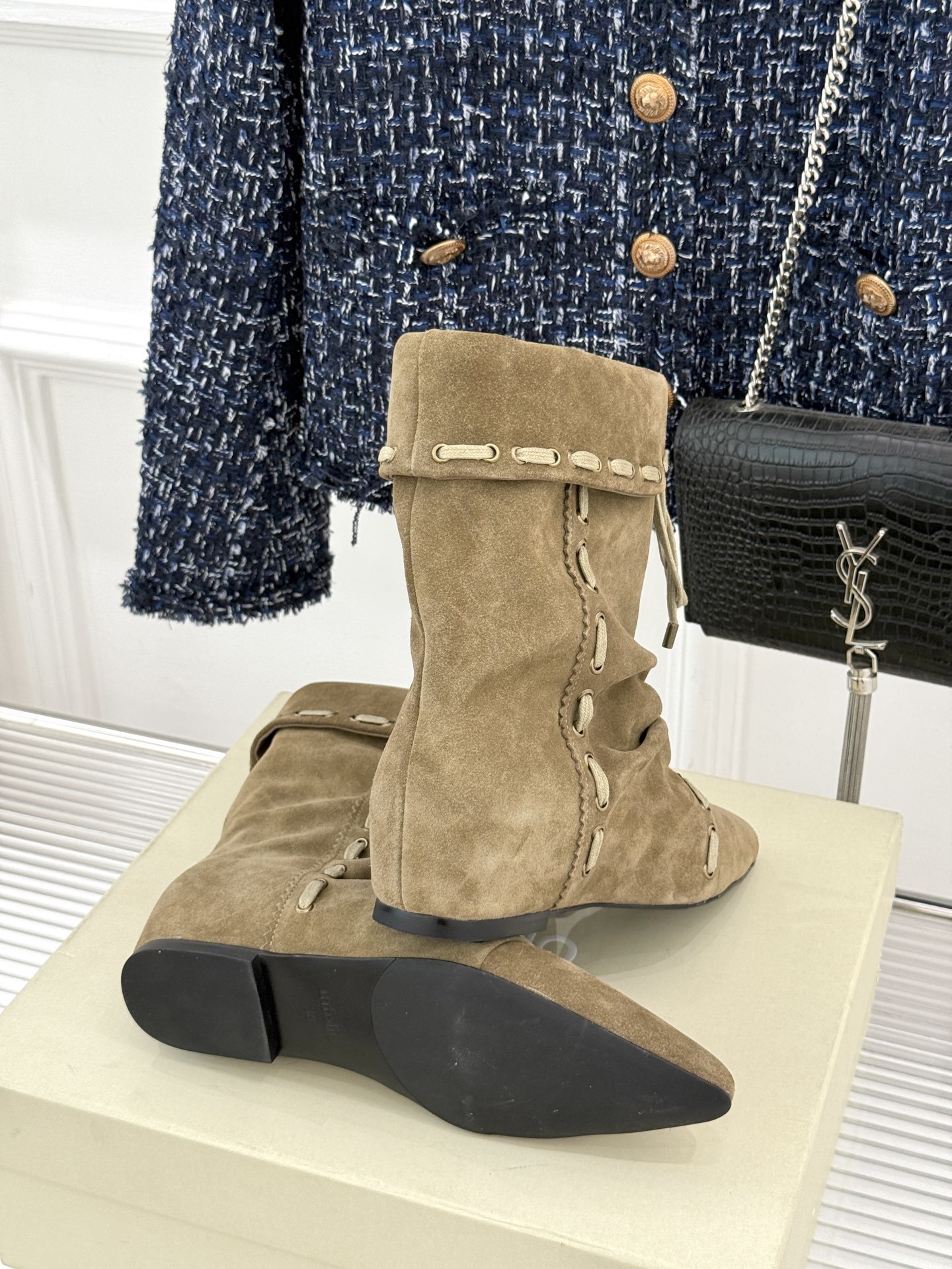 ISABEL MARANT/伊莎贝尔25AW 秋冬新品
复古尖头靴子系列
它将复古元素与现代设计完美融合