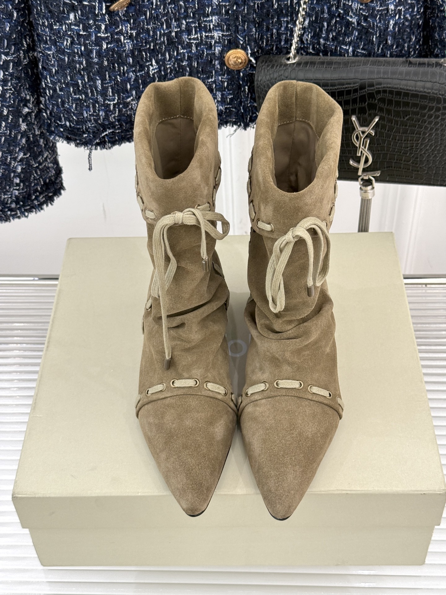 ISABEL MARANT/伊莎贝尔25AW 秋冬新品
复古尖头靴子系列
它将复古元素与现代设计完美融合