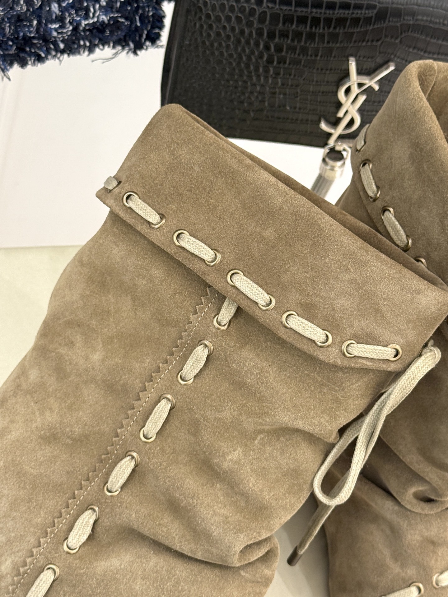 ISABEL MARANT/伊莎贝尔25AW 秋冬新品
复古尖头靴子系列
它将复古元素与现代设计完美融合