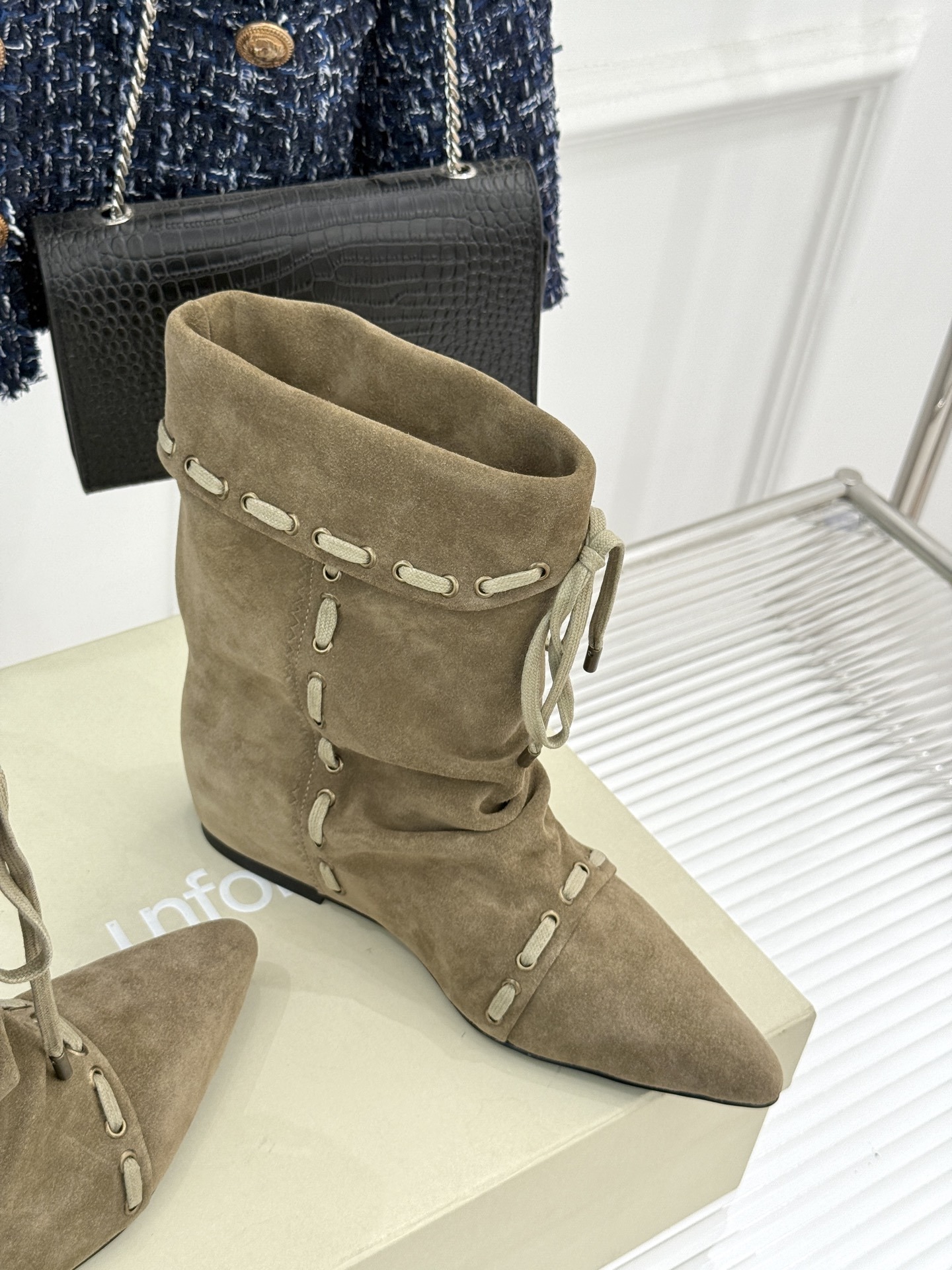 ISABEL MARANT/伊莎贝尔25AW 秋冬新品
复古尖头靴子系列
它将复古元素与现代设计完美融合