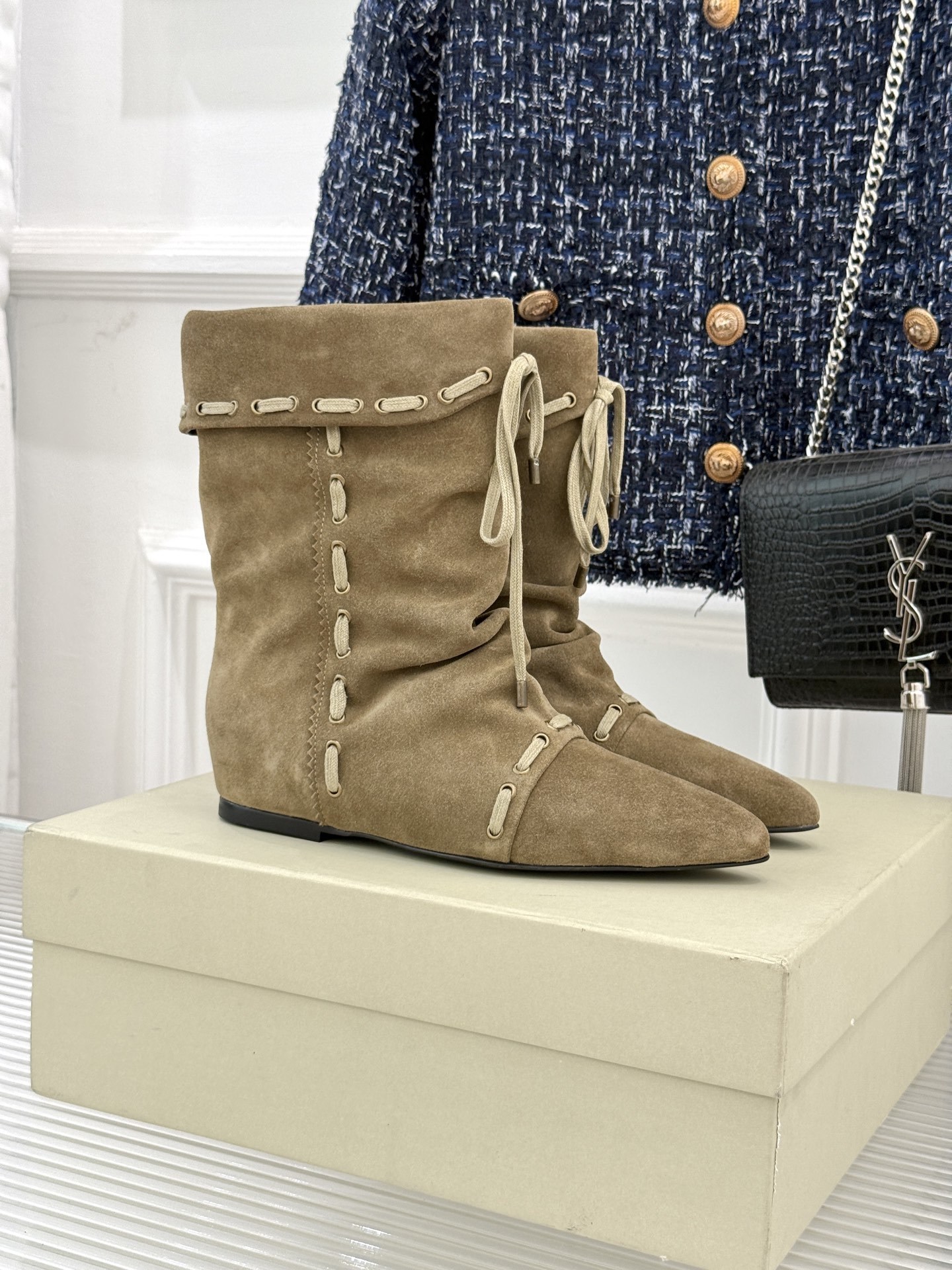 ISABEL MARANT/伊莎贝尔25AW 秋冬新品
复古尖头靴子系列
它将复古元素与现代设计完美融合