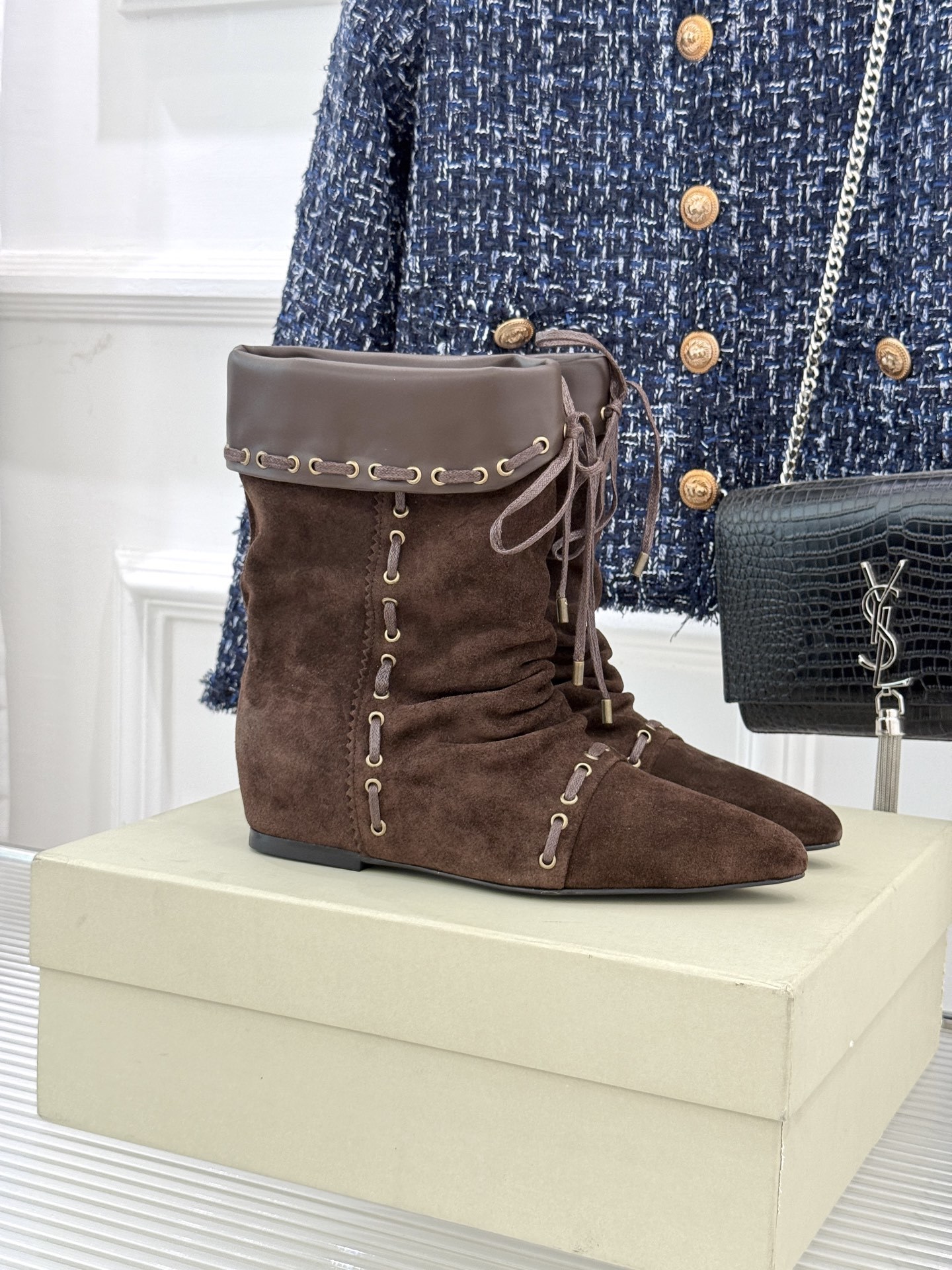 ISABEL MARANT/伊莎贝尔25AW 秋冬新品
复古尖头靴子系列
它将复古元素与现代设计完美融合