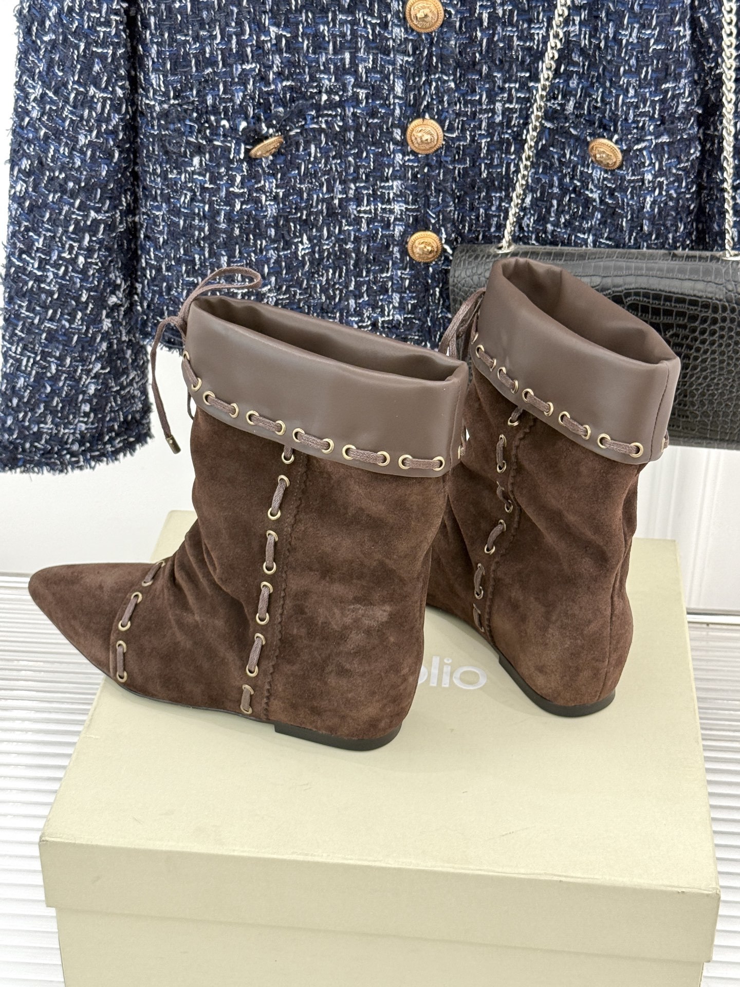 ISABEL MARANT/伊莎贝尔25AW 秋冬新品
复古尖头靴子系列
它将复古元素与现代设计完美融合