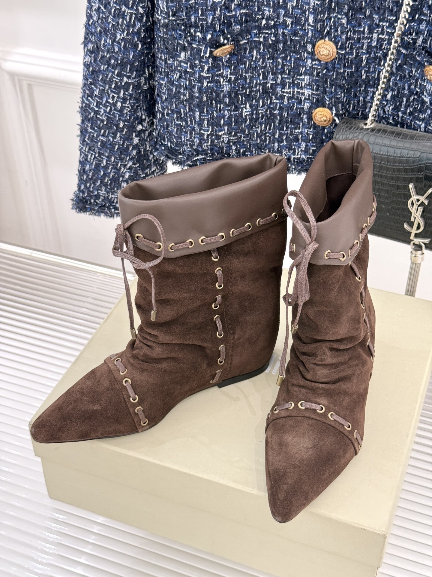 ISABEL MARANT/伊莎贝尔25AW 秋冬新品
复古尖头靴子系列
它将复古元素与现代设计完美融合