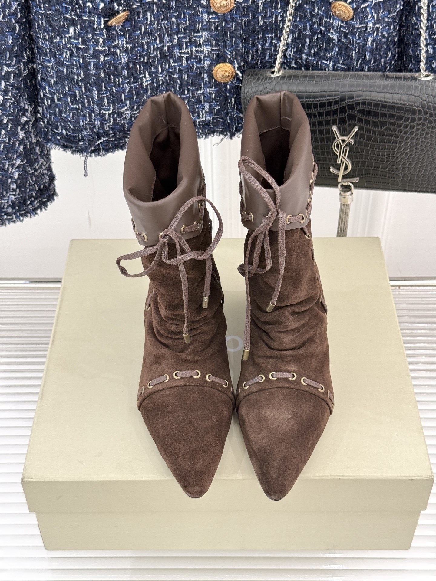 ISABEL MARANT/伊莎贝尔25AW 秋冬新品
复古尖头靴子系列
它将复古元素与现代设计完美融合