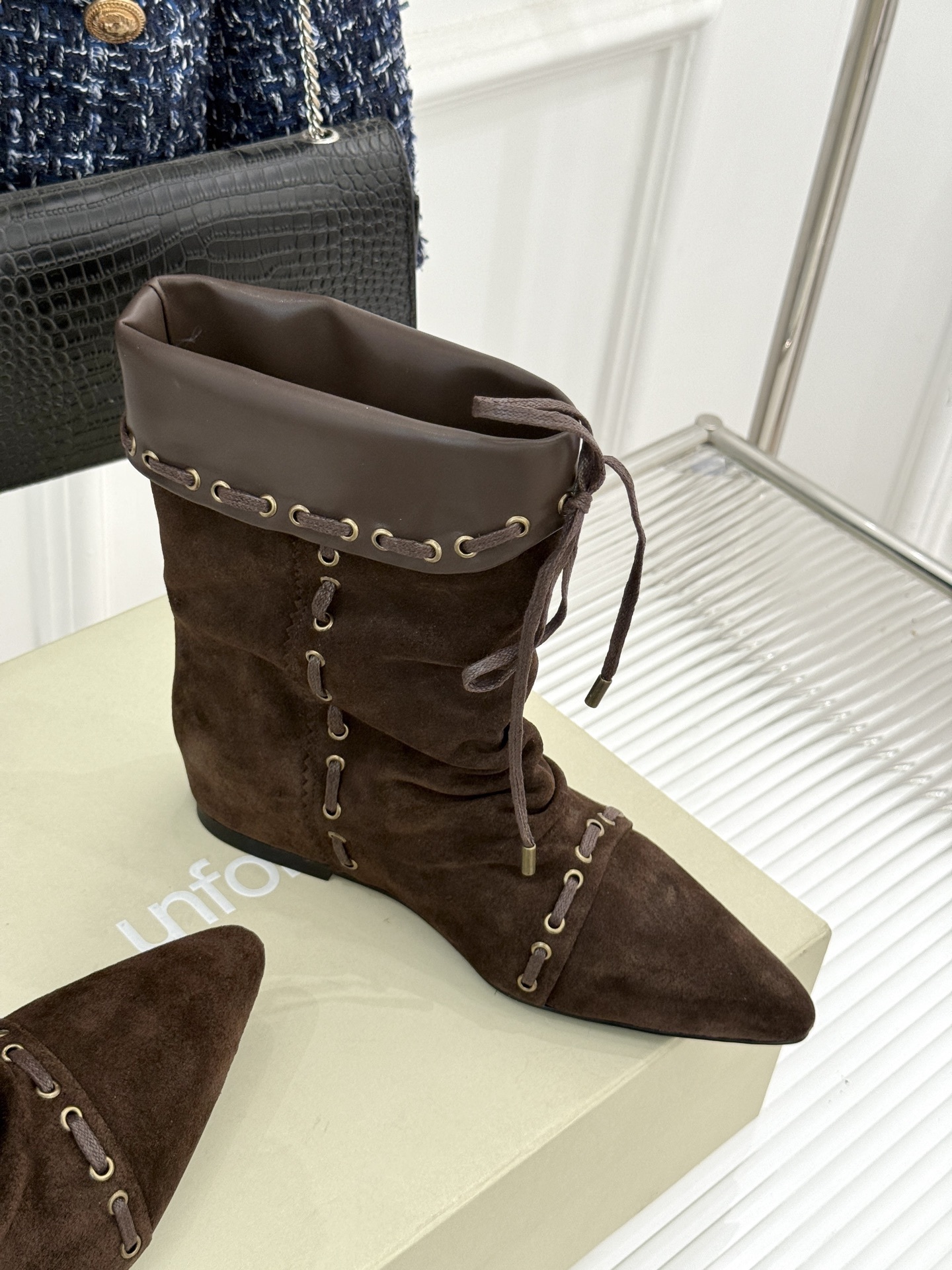 ISABEL MARANT/伊莎贝尔25AW 秋冬新品
复古尖头靴子系列
它将复古元素与现代设计完美融合