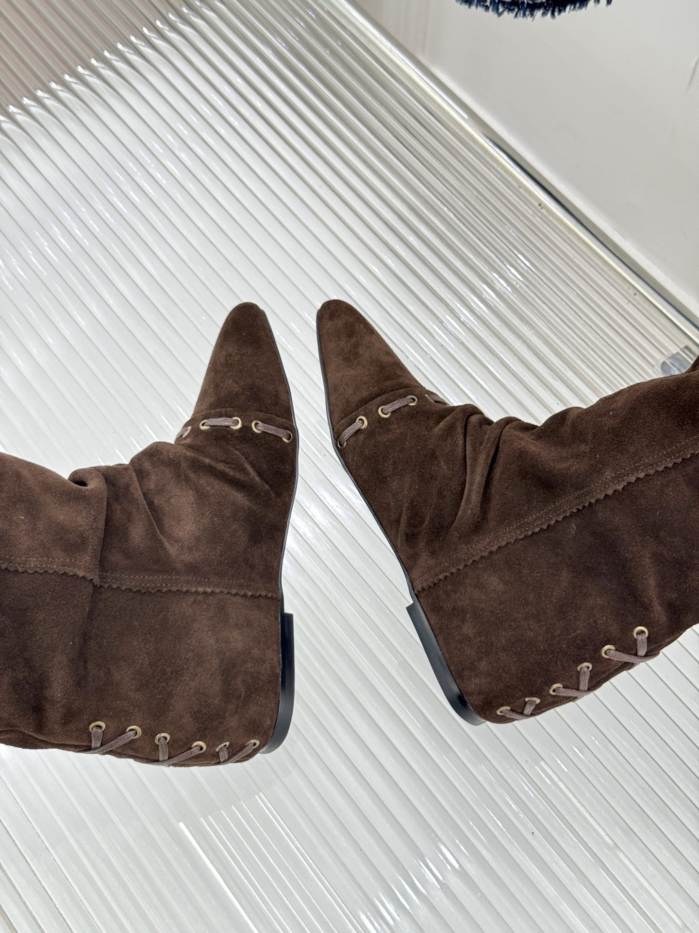 ISABEL MARANT/伊莎贝尔25AW 秋冬新品
复古尖头靴子系列
它将复古元素与现代设计完美融合