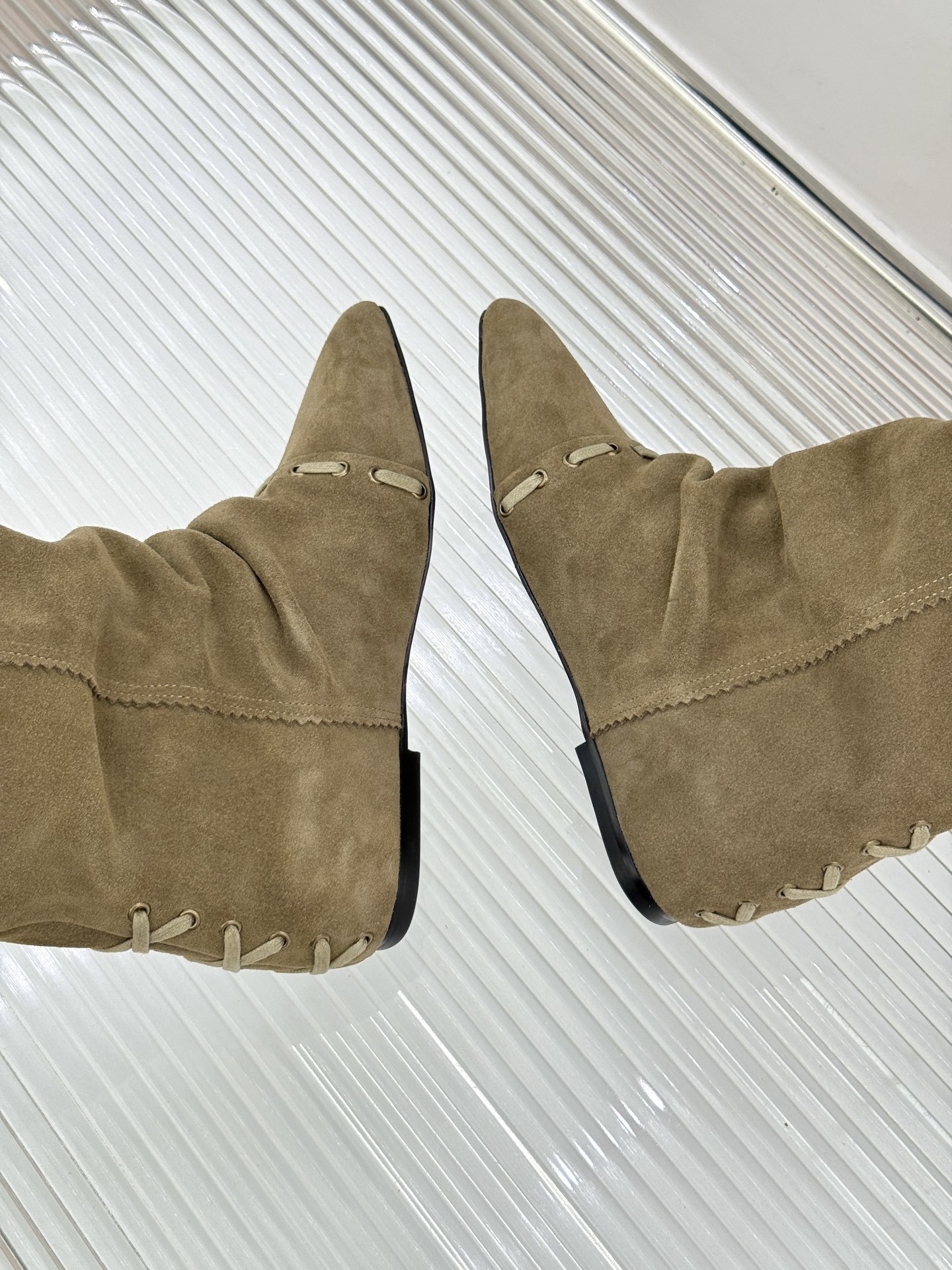 ISABEL MARANT/伊莎贝尔25AW 秋冬新品
复古尖头靴子系列
它将复古元素与现代设计完美融合