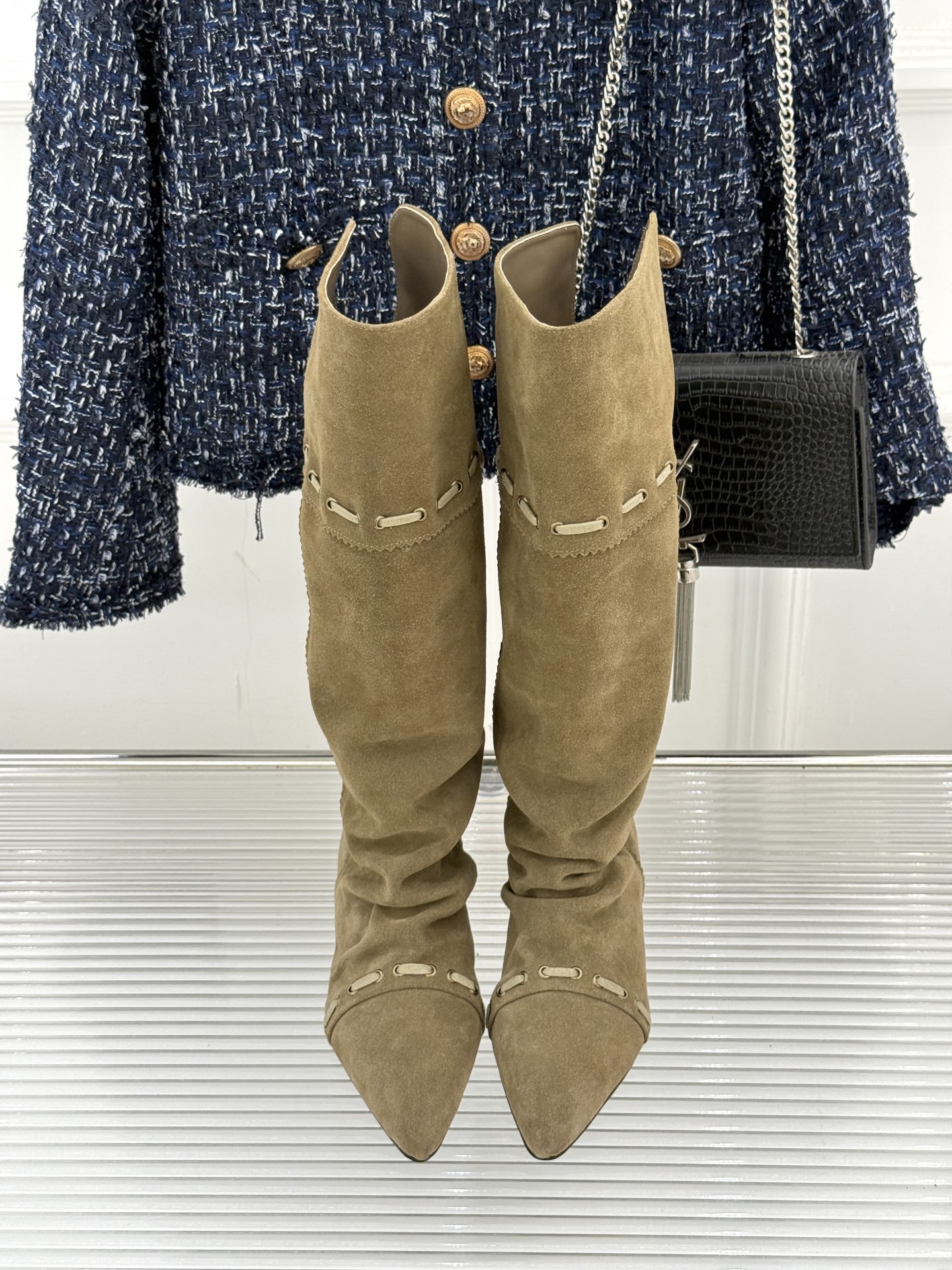 ISABEL MARANT/伊莎贝尔25AW 秋冬新品
复古尖头靴子系列
它将复古元素与现代设计完美融合