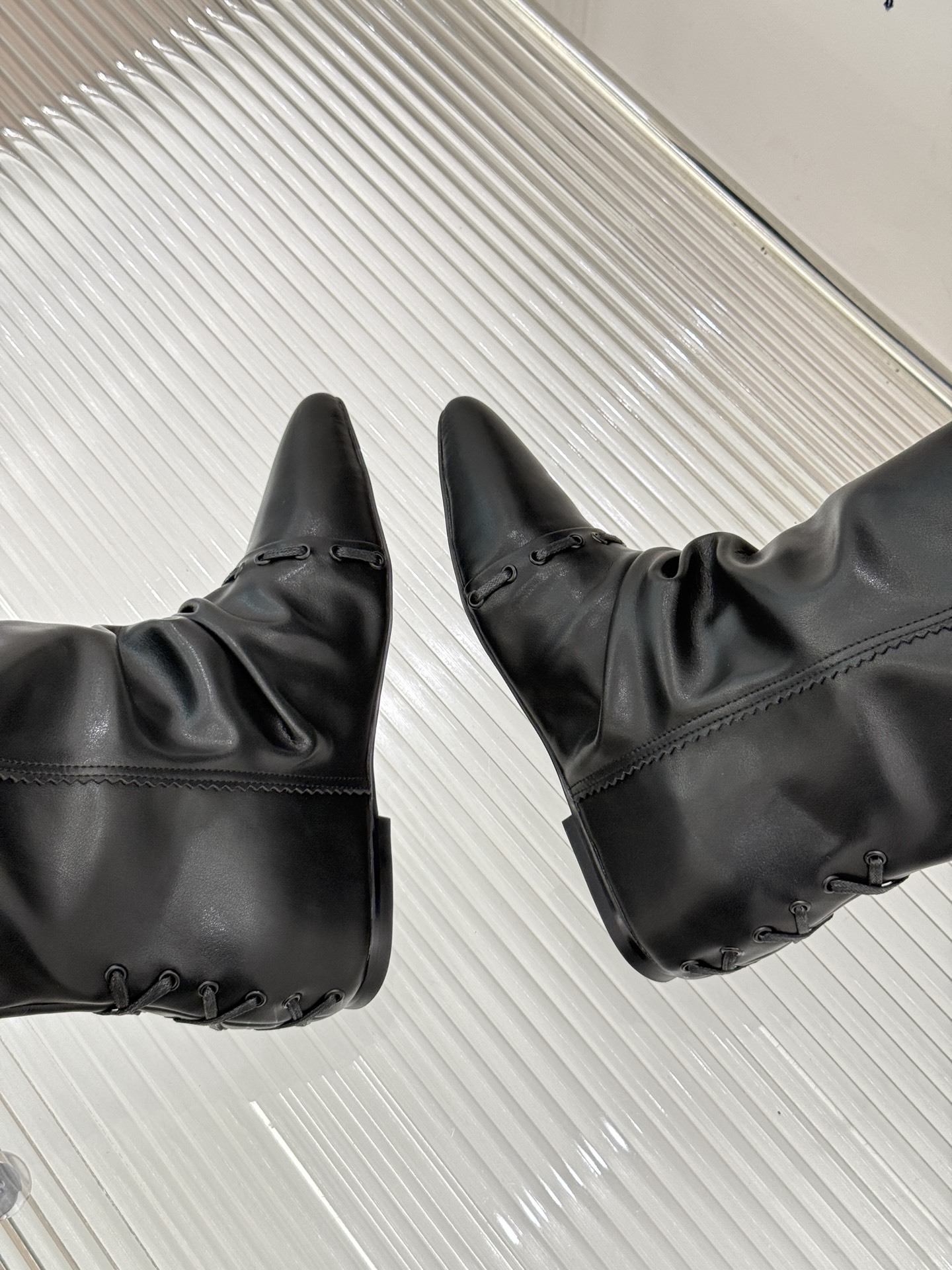 ISABEL MARANT/伊莎贝尔25AW 秋冬新品
复古尖头靴子系列
它将复古元素与现代设计完美融合
