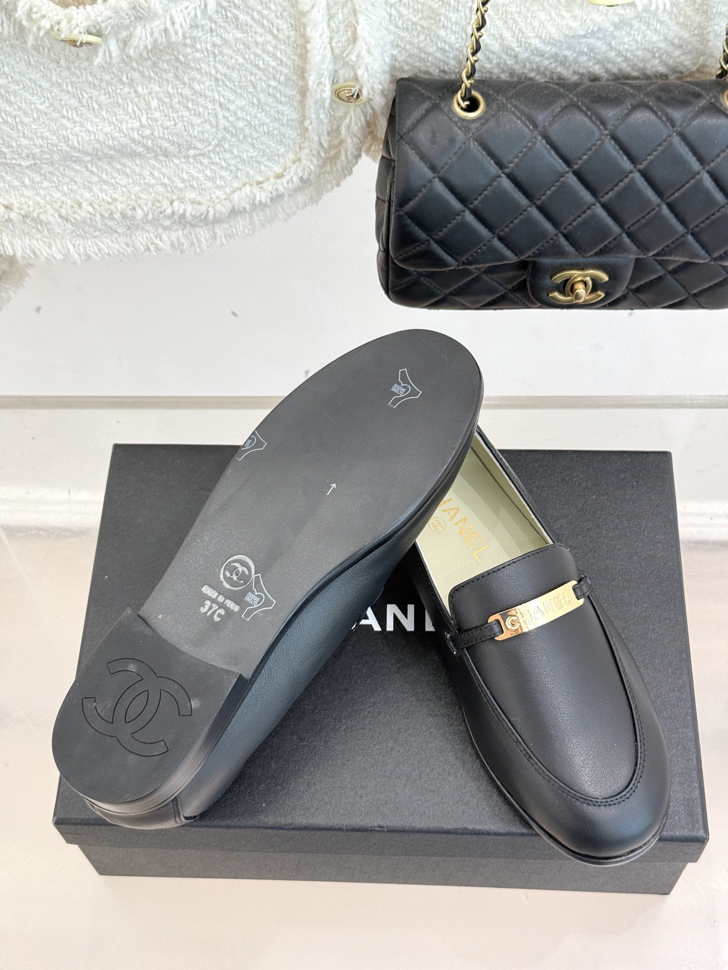 
CHANE*｜小香经典金属扣平底乐福鞋
这款乐福鞋是时尚与舒适的完美邂逅。
简约的鞋型  勾勒出优雅轮